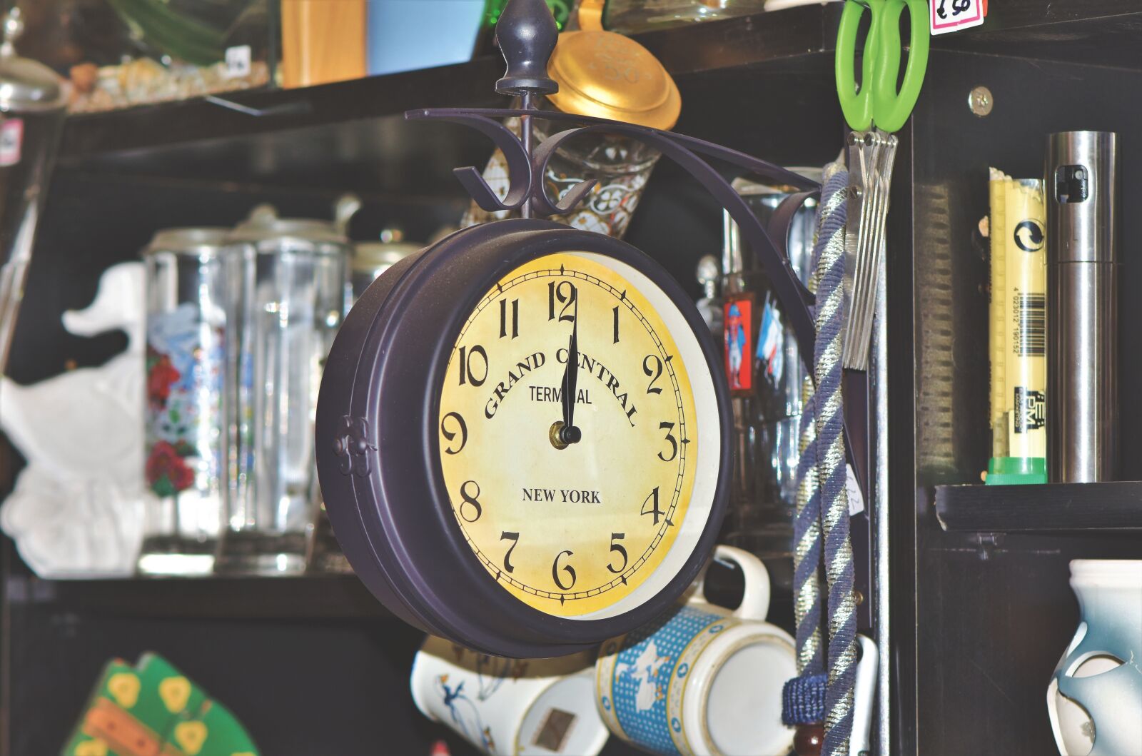 Nikon D7200 sample photo. Flea market, junk, clock photography