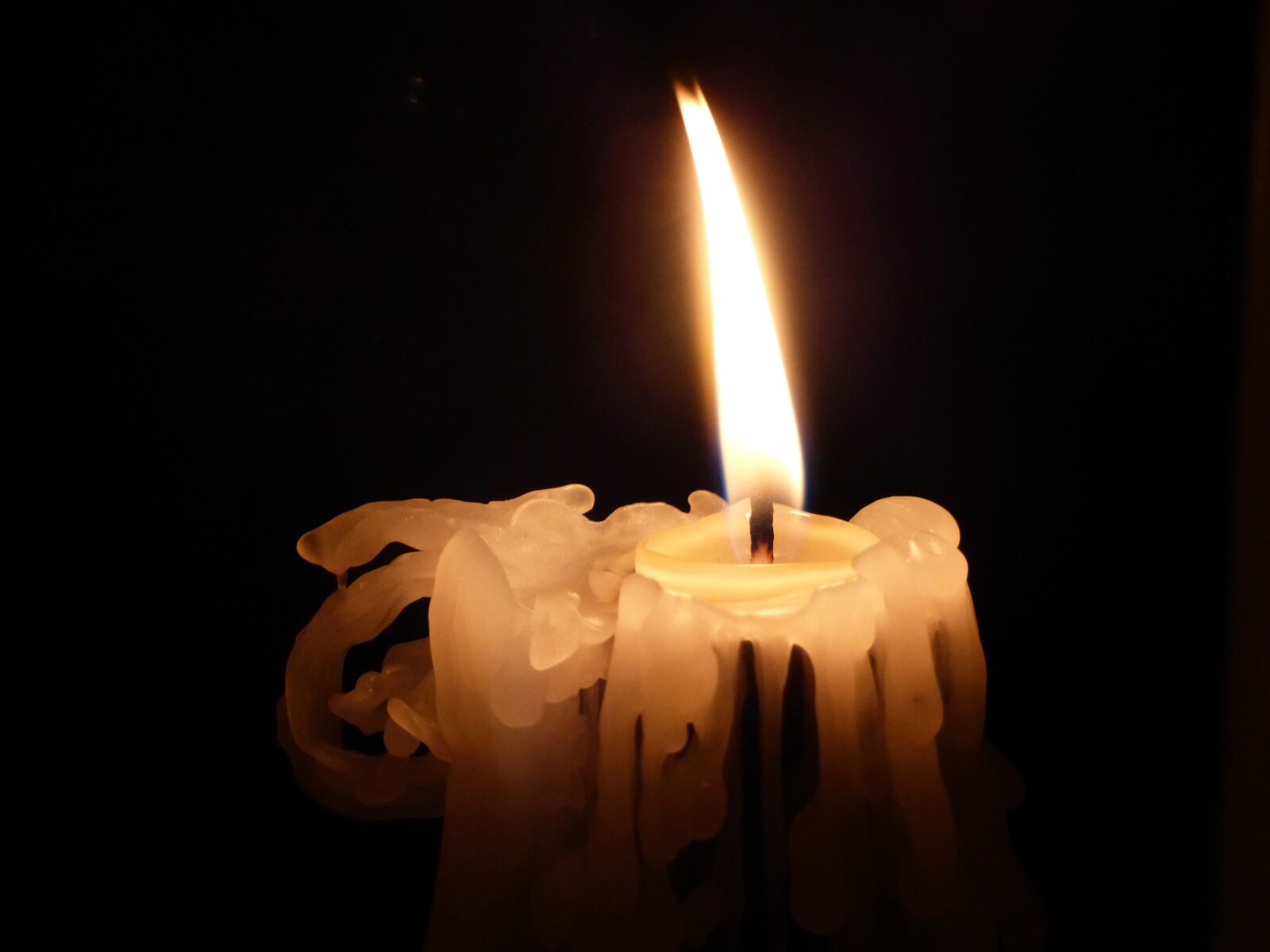 Panasonic Lumix DMC-ZS25 (Lumix DMC-TZ35) sample photo. Candle, atmosphere, commemorate photography