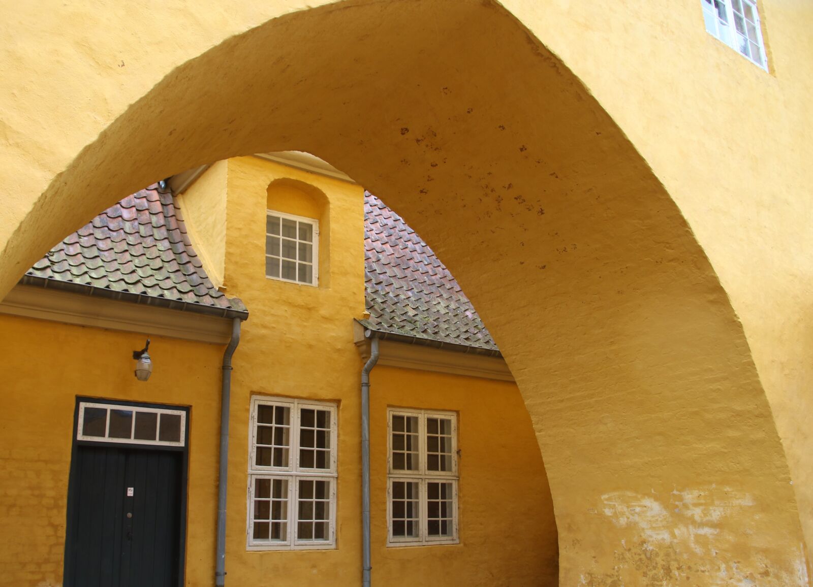 Canon EOS 7D Mark II sample photo. Arch, building, door, home photography