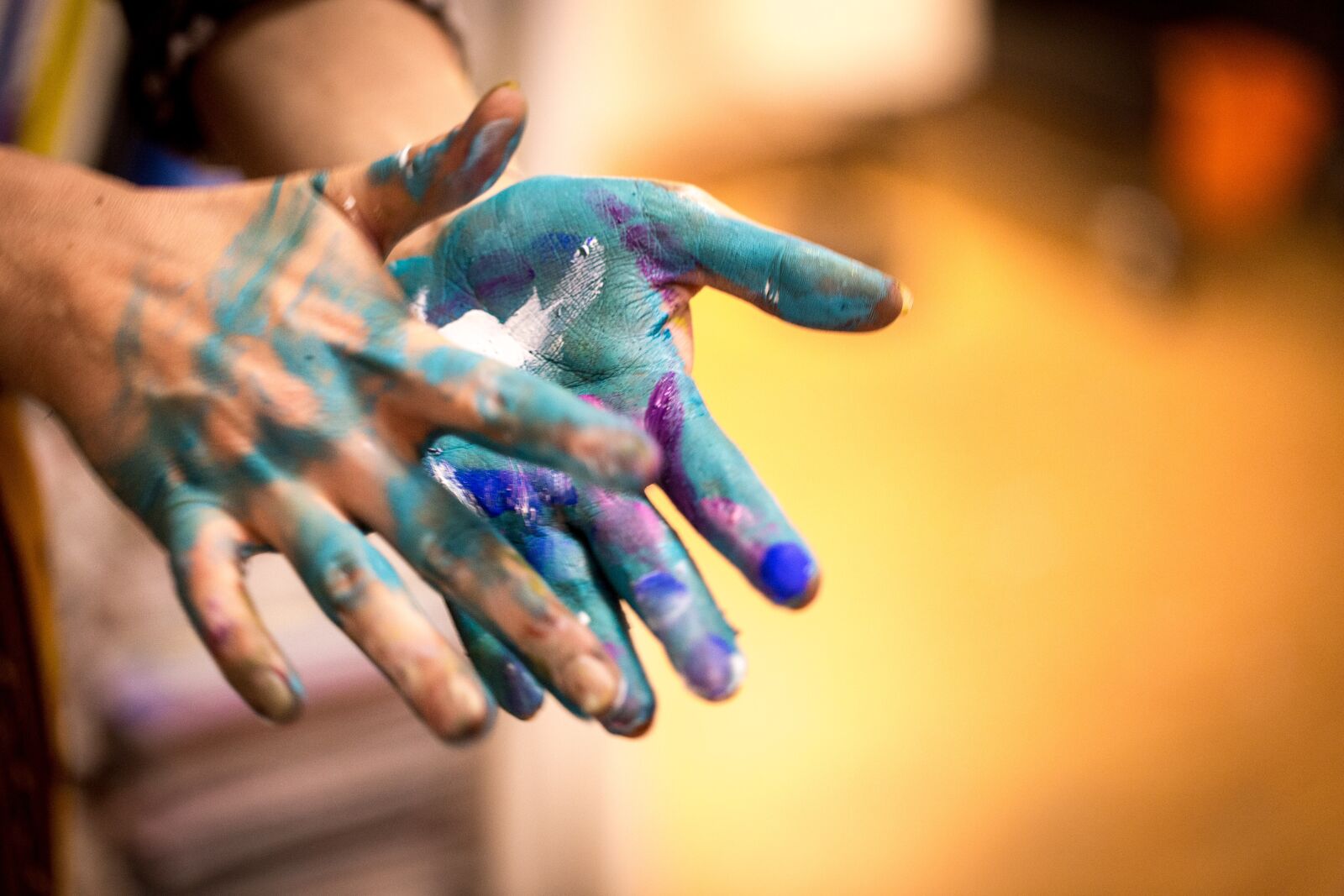 Canon EF 100mm F2.8L Macro IS USM sample photo. Hands, colorful, color photography