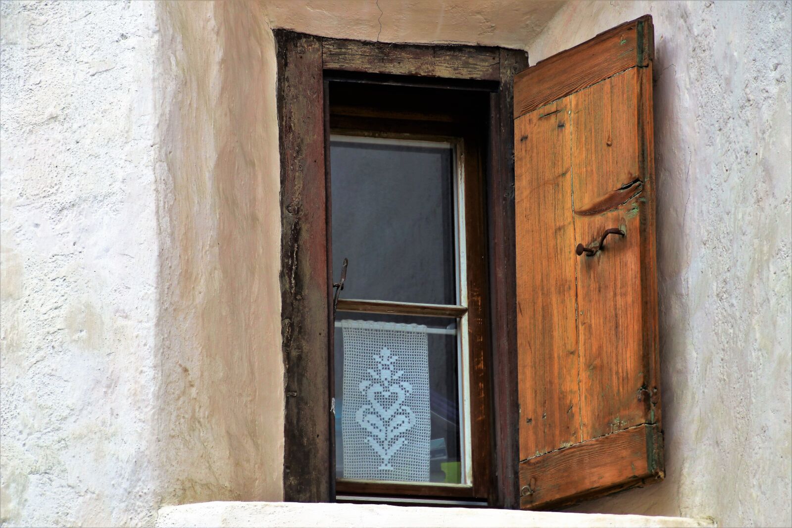 Canon EOS 80D sample photo. House, lake dusia, window photography