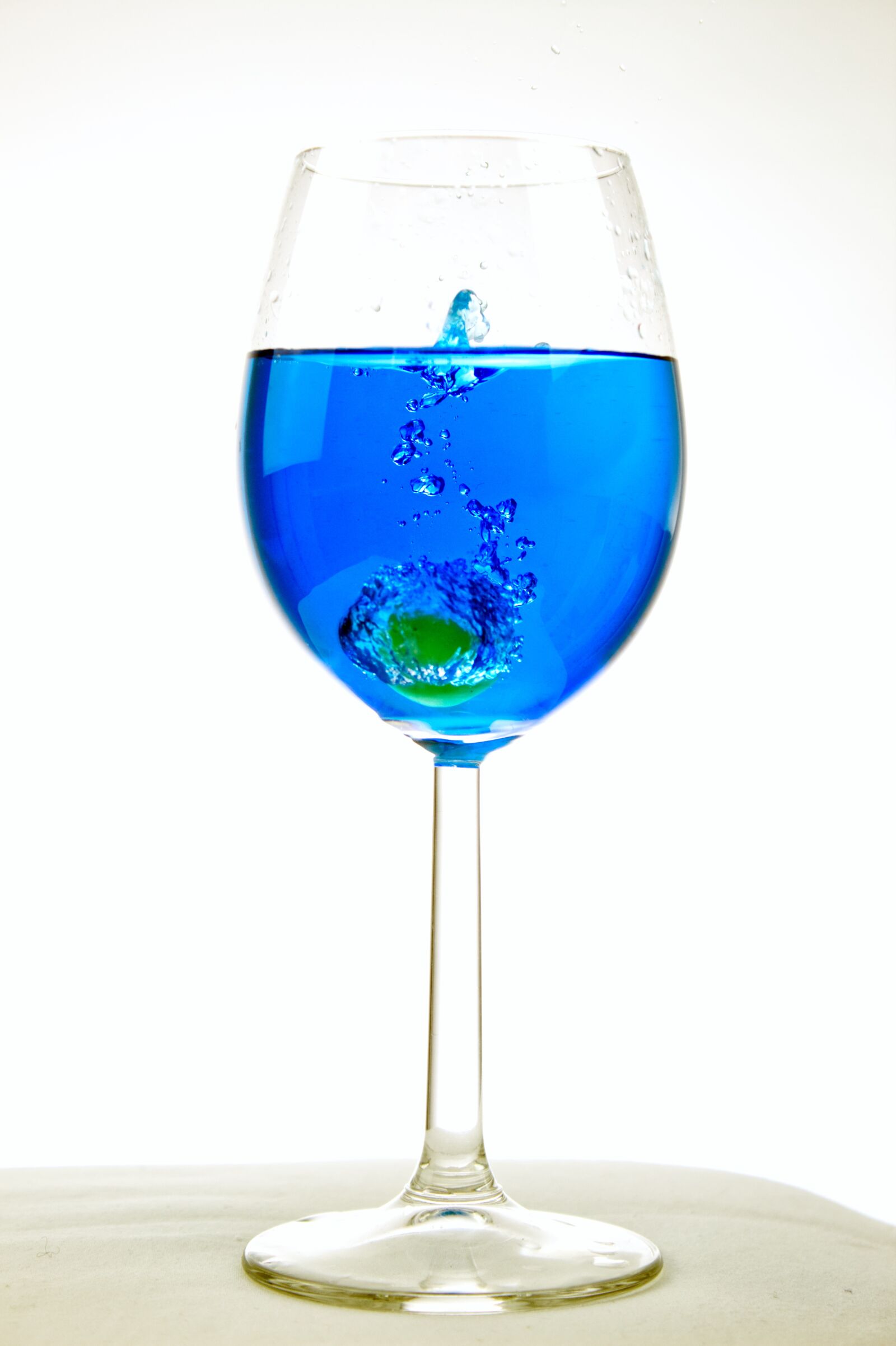 Canon EOS 1300D (EOS Rebel T6 / EOS Kiss X80) sample photo. Cocktail, water, colored water photography