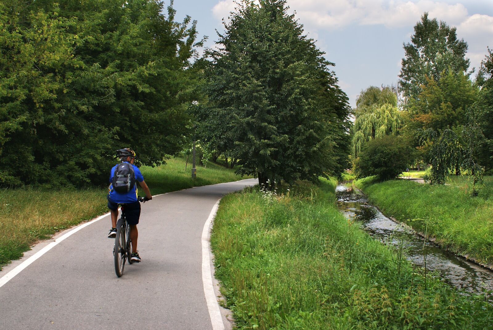 Sony Alpha DSLR-A200 sample photo. Way, bicycles, landscape photography