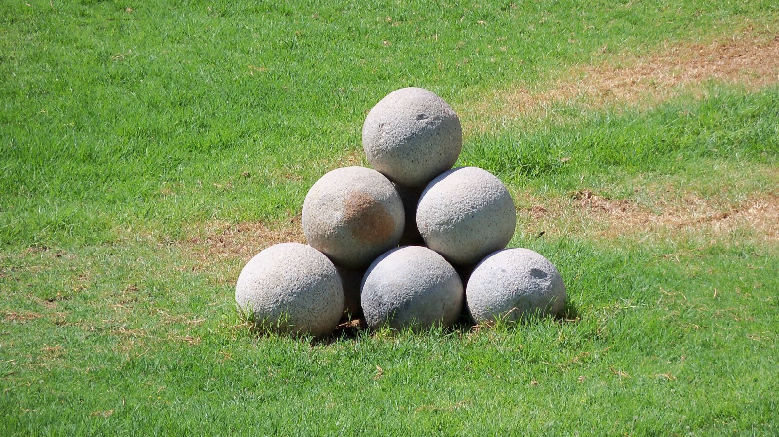Kodak EasyShare Z915 sample photo. Balls cannon, cyprus, stone photography