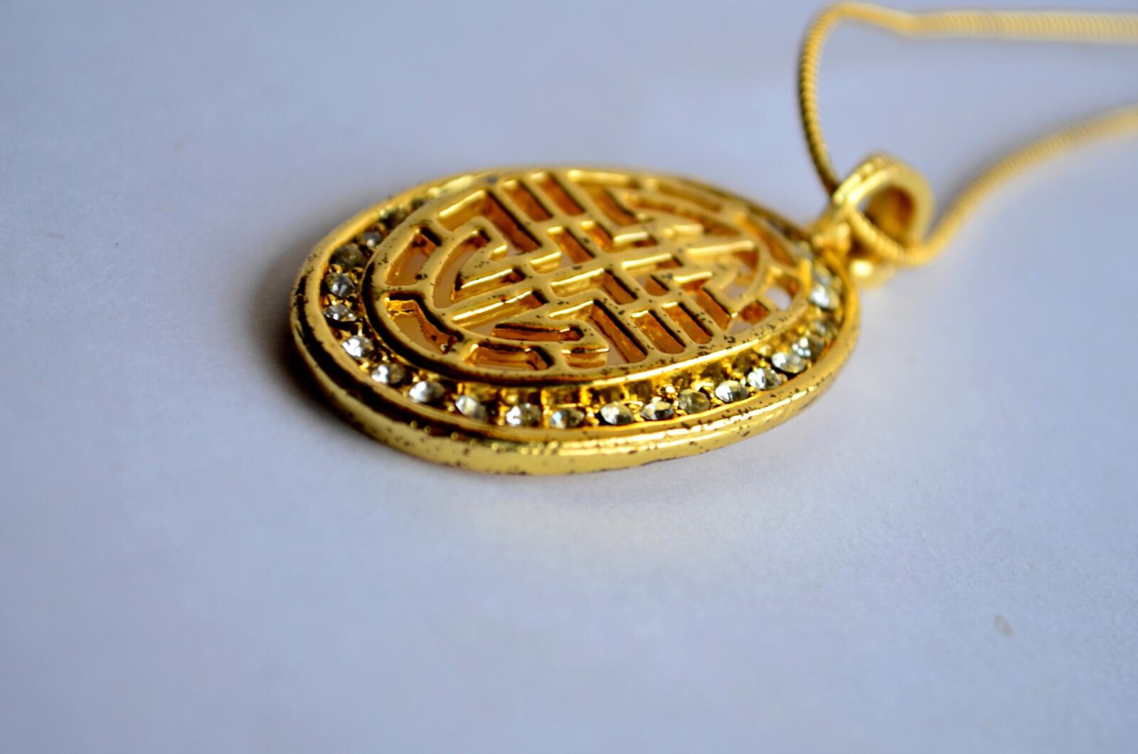 Nikon D5100 sample photo. Gold, luxury, metal, pendant photography
