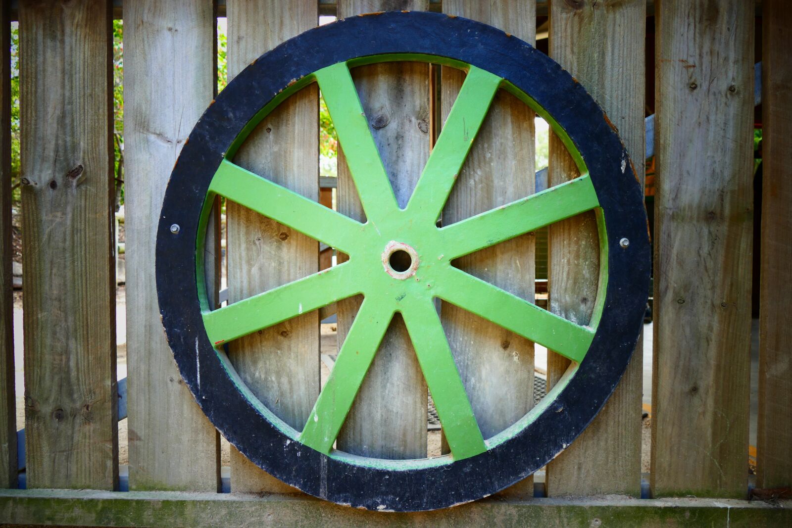 Panasonic Lumix DMC-FZ1000 sample photo. Wheel, old, green photography