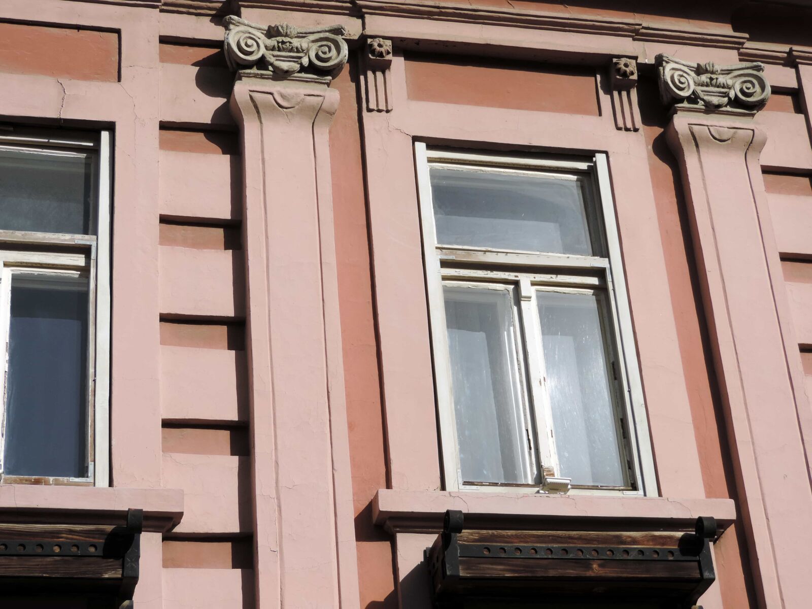 Nikon Coolpix P520 sample photo. Baroque, detail, window, house photography