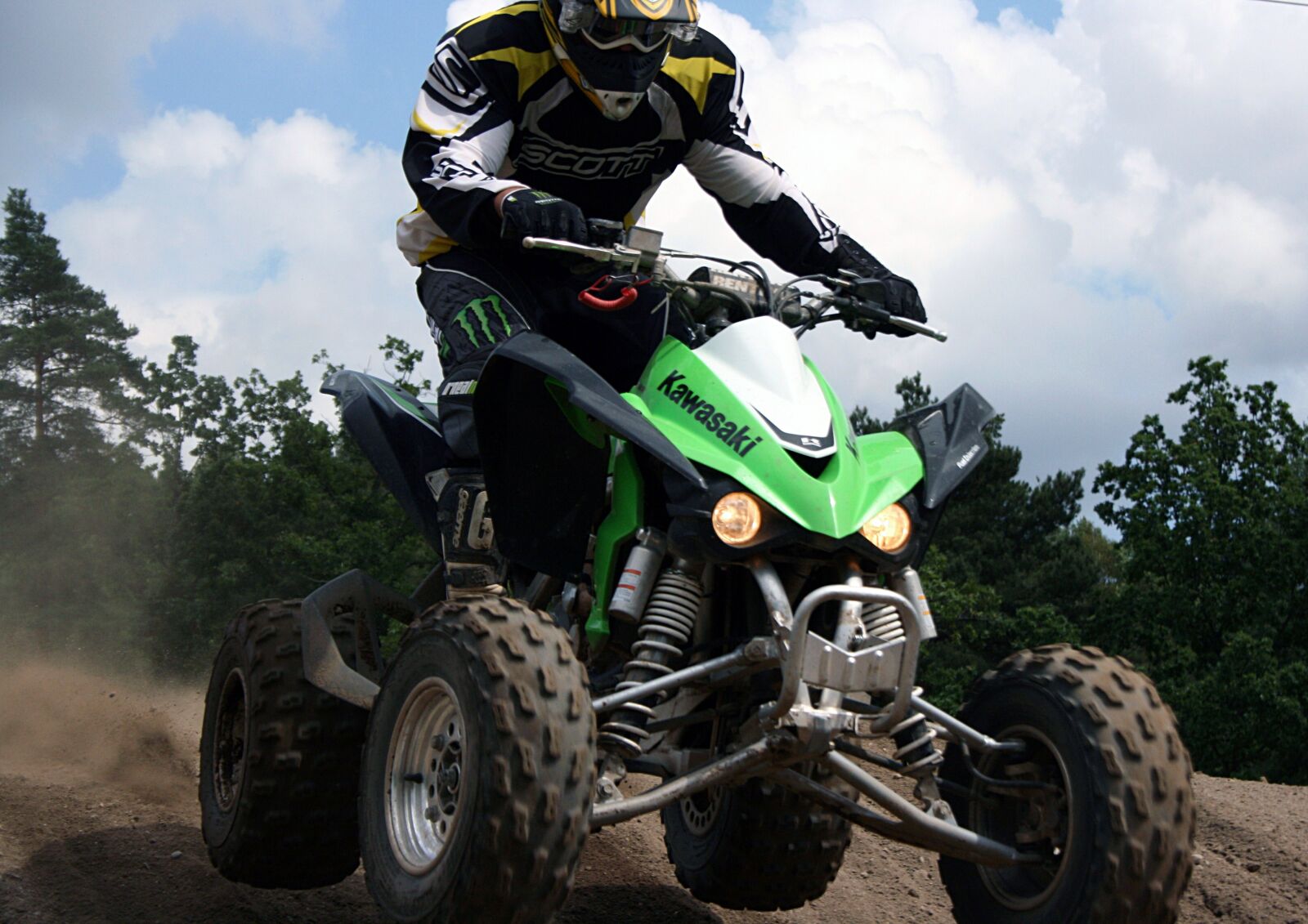 Canon EOS 400D (EOS Digital Rebel XTi / EOS Kiss Digital X) sample photo. Quad, dirt bike, action photography