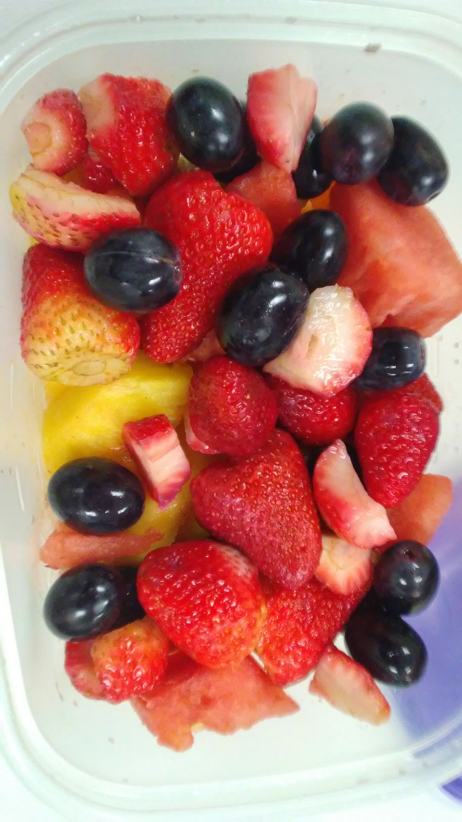 LG K10 sample photo. Strawberries, grapes, food photography