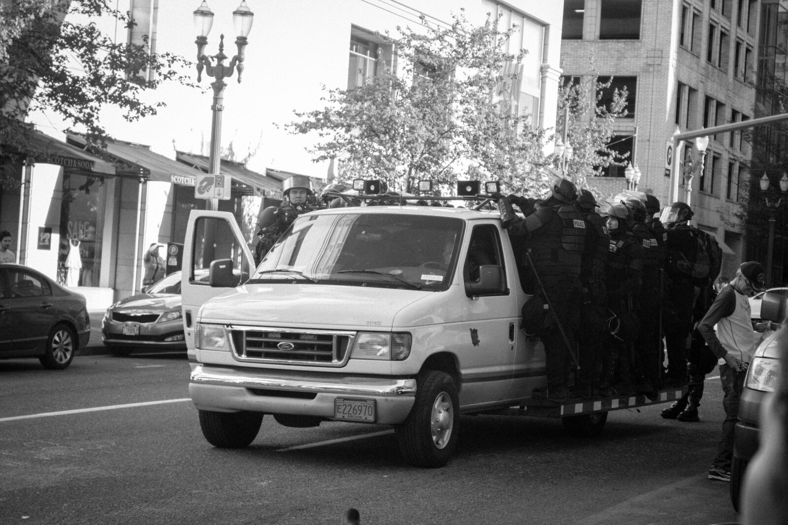 Canon EOS 700D (EOS Rebel T5i / EOS Kiss X7i) sample photo. Crowd, control, police, police photography