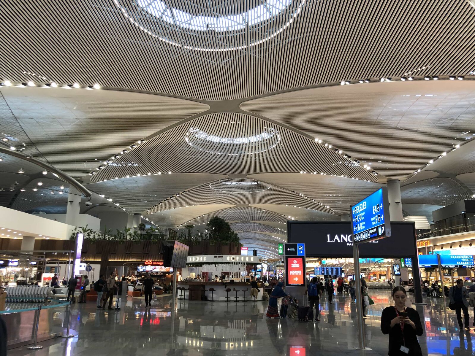 iPhone X back dual camera 4mm f/1.8 sample photo. Airport, interior decoration, mall photography