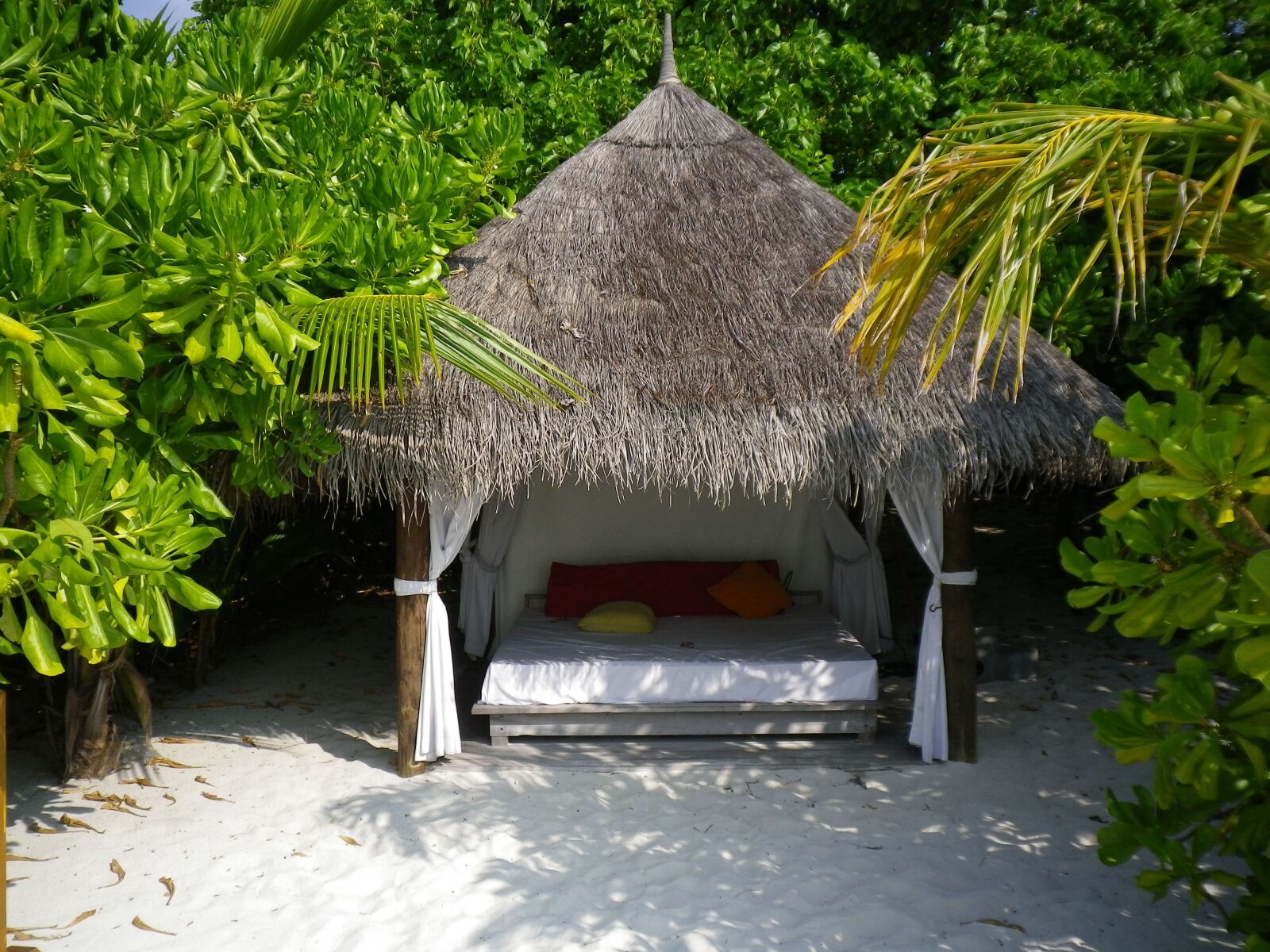 Pentax Optio H90 sample photo. Pavilion, thatched roof, bed photography