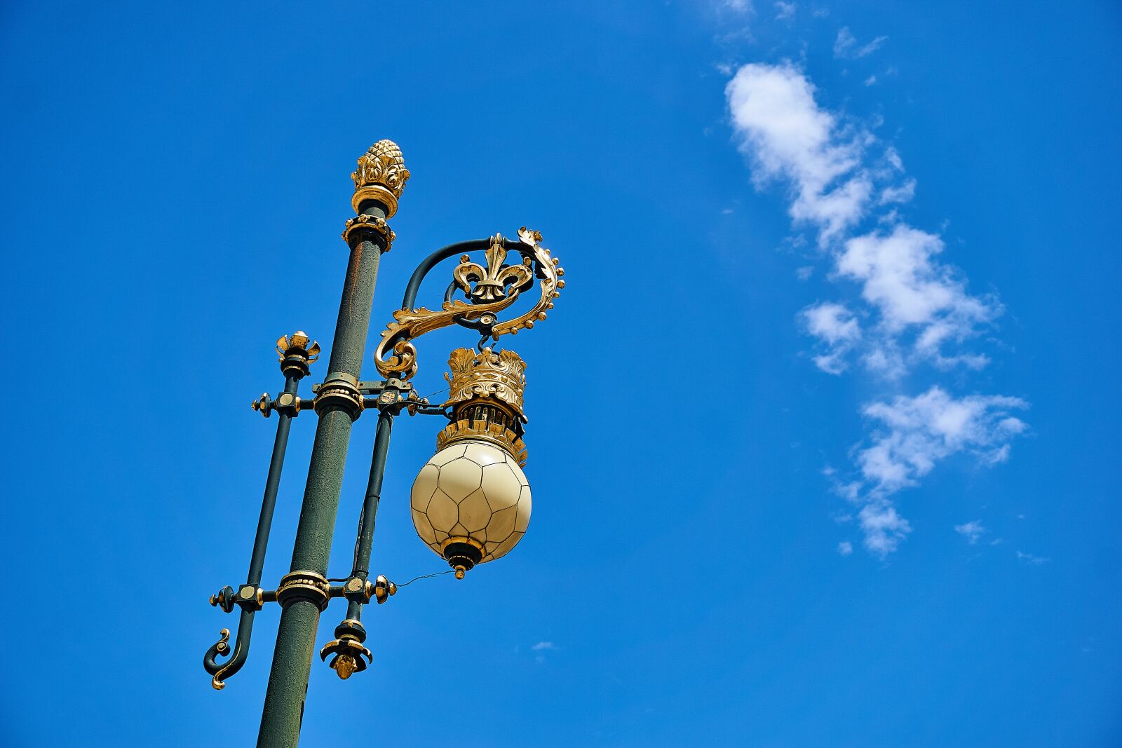 Sony a6000 sample photo. Spain, madrid, lantern photography