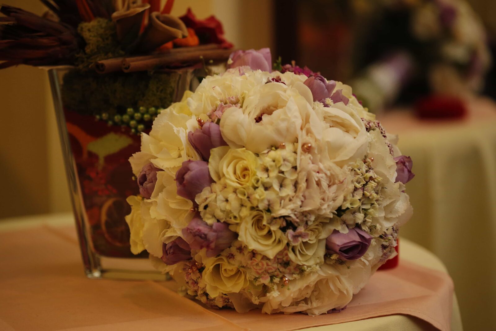 Canon EF 100mm F2.8 Macro USM sample photo. Bouquet, romantic, roses, tablecloth photography