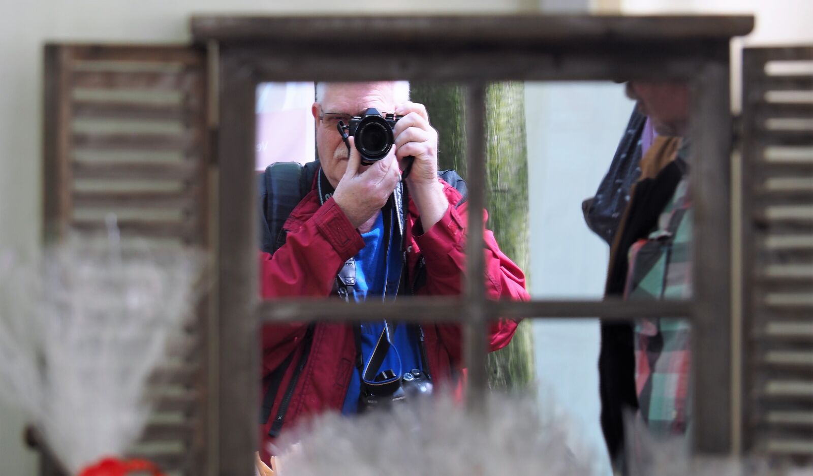 Olympus OM-D E-M10 II sample photo. Street photography, mirror, man photography