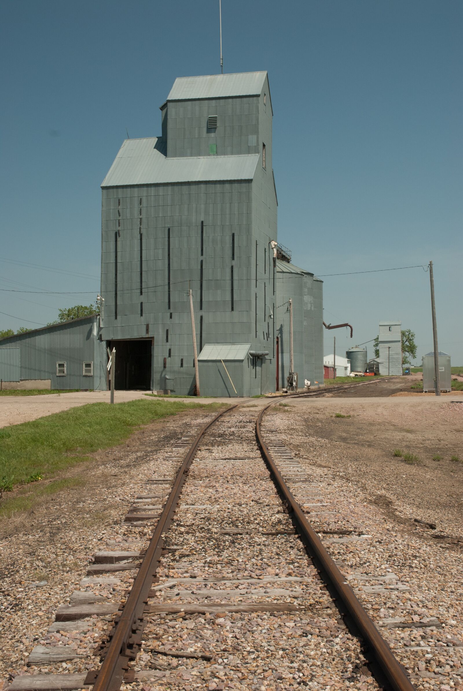 Nikon D200 sample photo. Railways, railroads, grain elevator photography