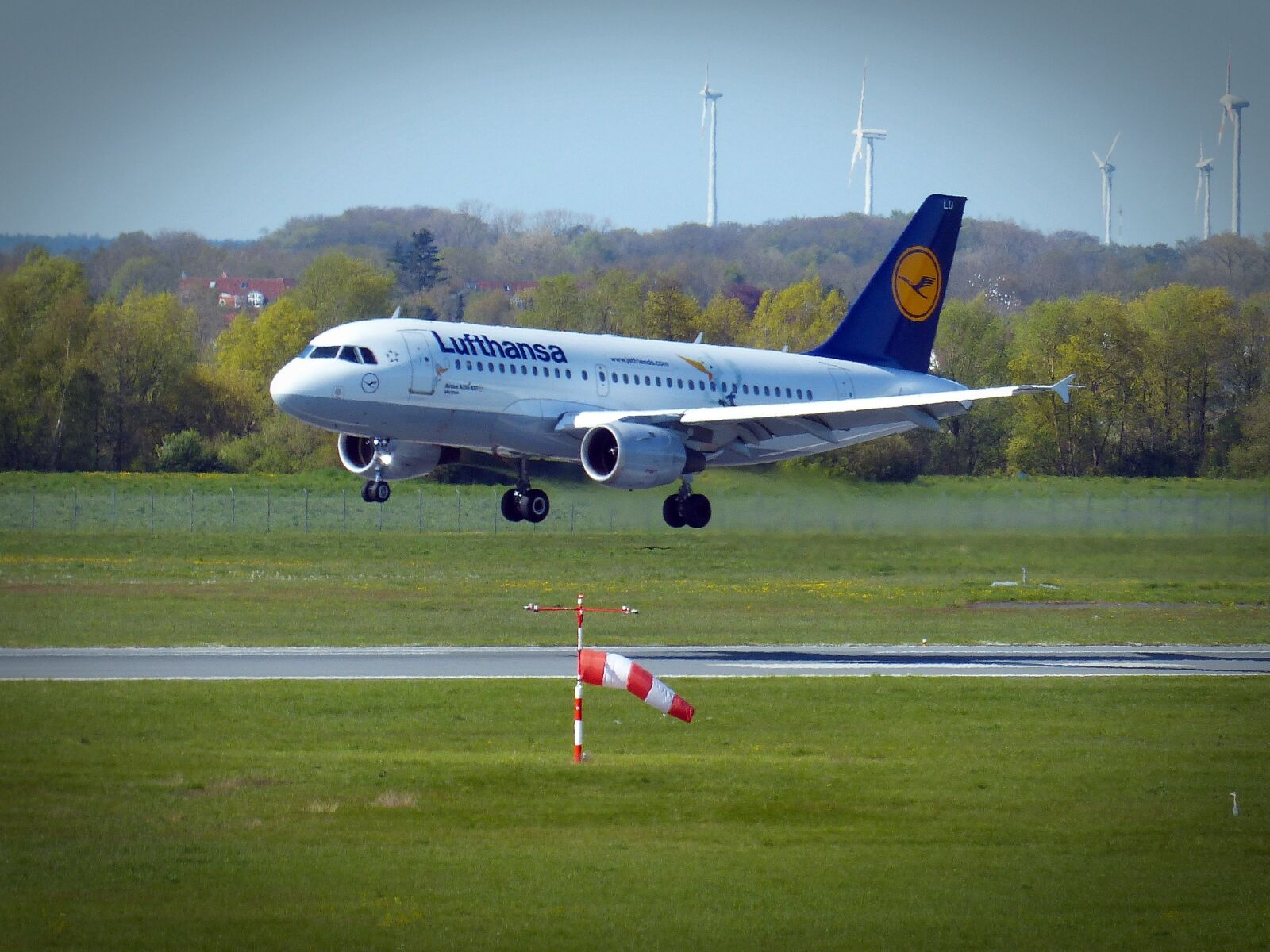 Panasonic Lumix DMC-FZ200 sample photo. Aircraft, landing, airport photography