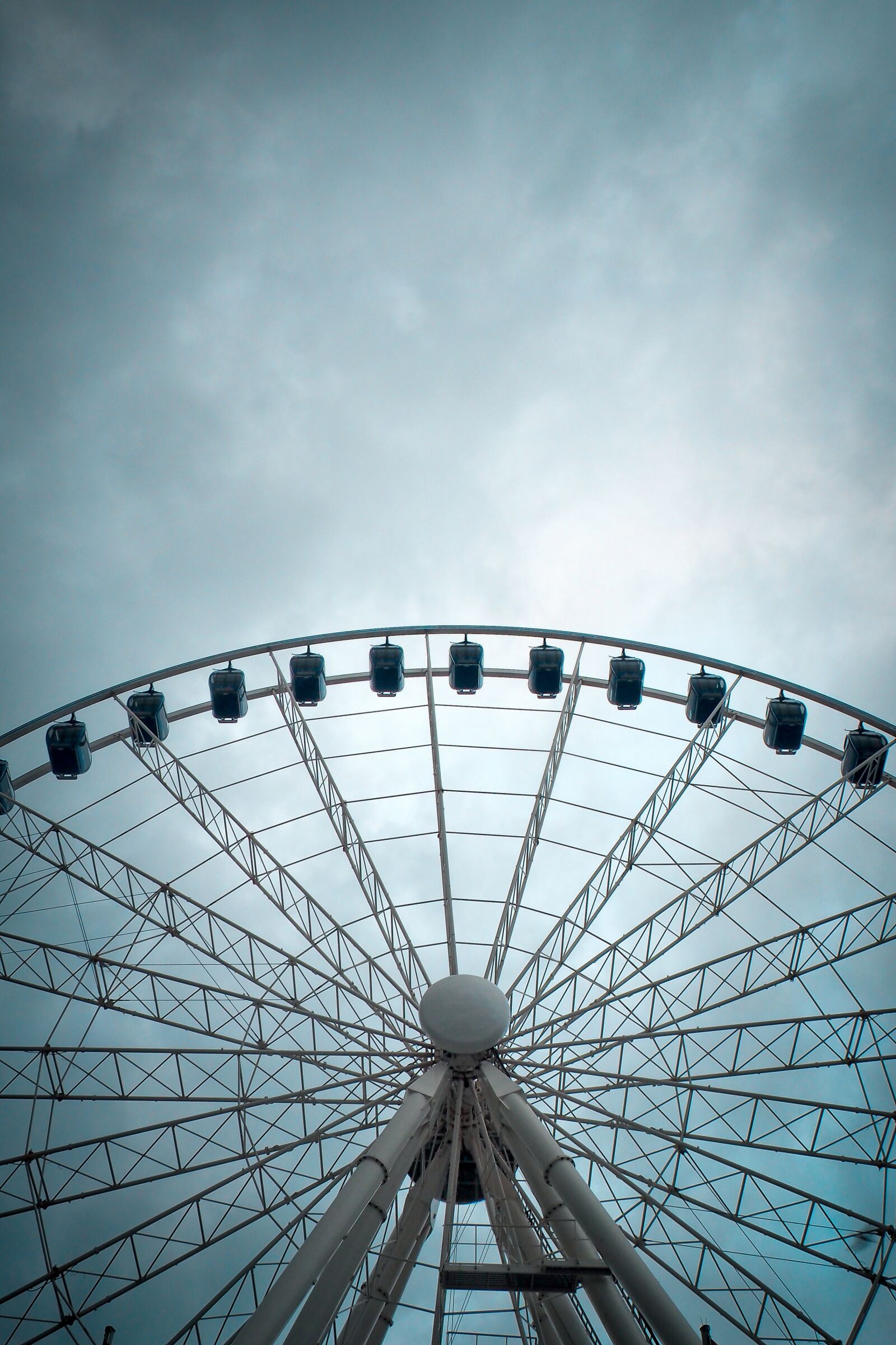 Olympus OM-D E-M10 sample photo. Sky, wheel, entertainment photography