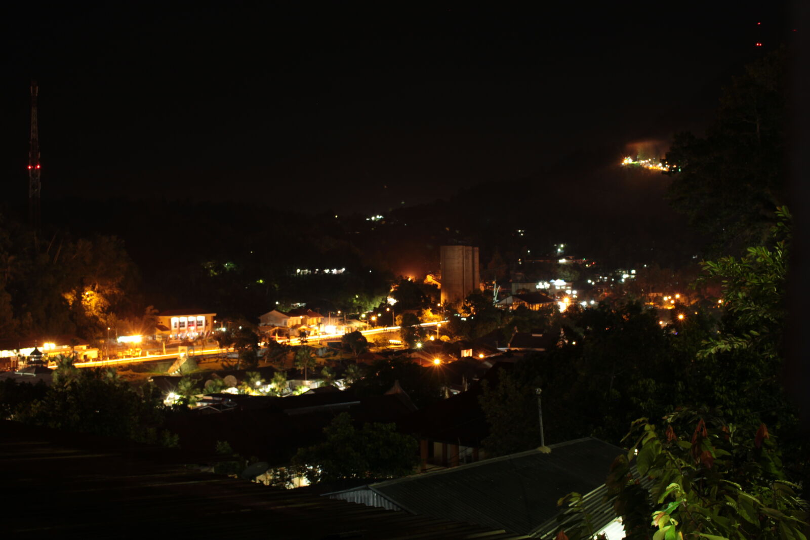 Canon EOS 100D (EOS Rebel SL1 / EOS Kiss X7) + Canon EF-S 18-55mm F3.5-5.6 IS STM sample photo. Night, in, sawahlunto photography