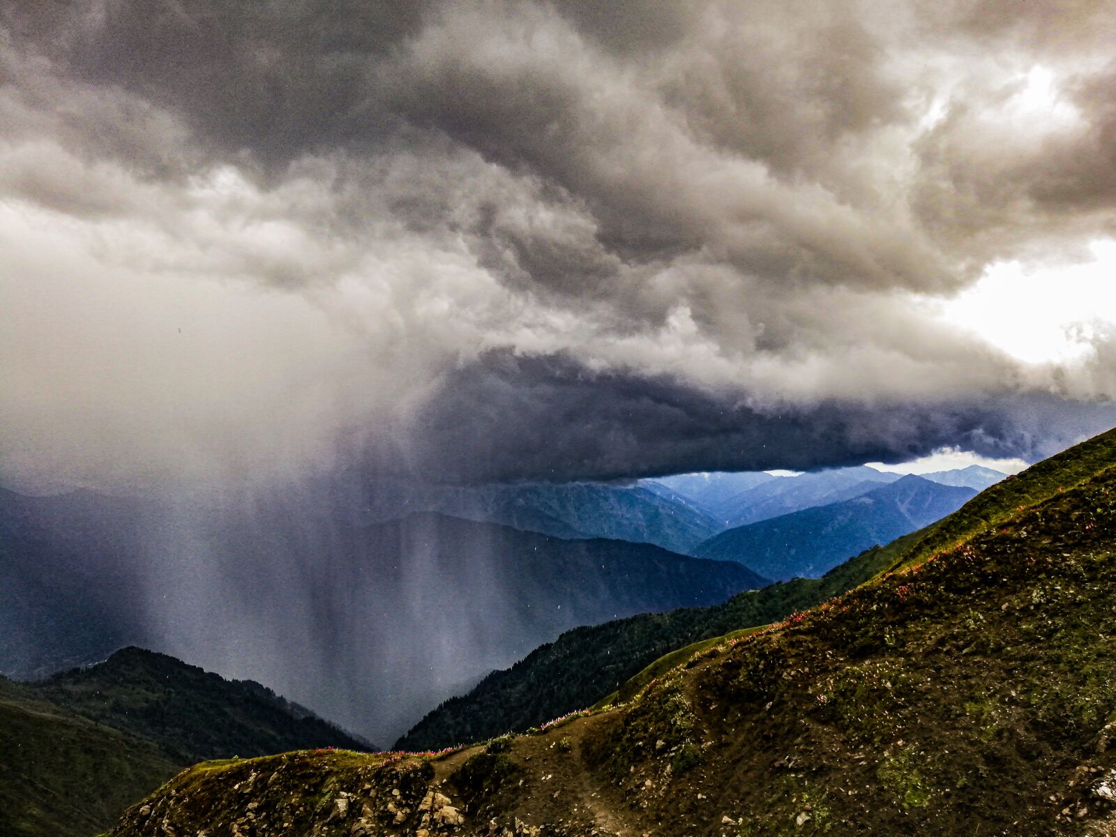 HUAWEI RNE-L21 sample photo. Mountains, clouds, rain photography