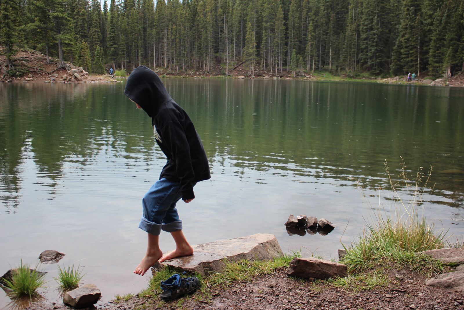Canon EOS 700D (EOS Rebel T5i / EOS Kiss X7i) sample photo. Tip-toe, boy, lake photography
