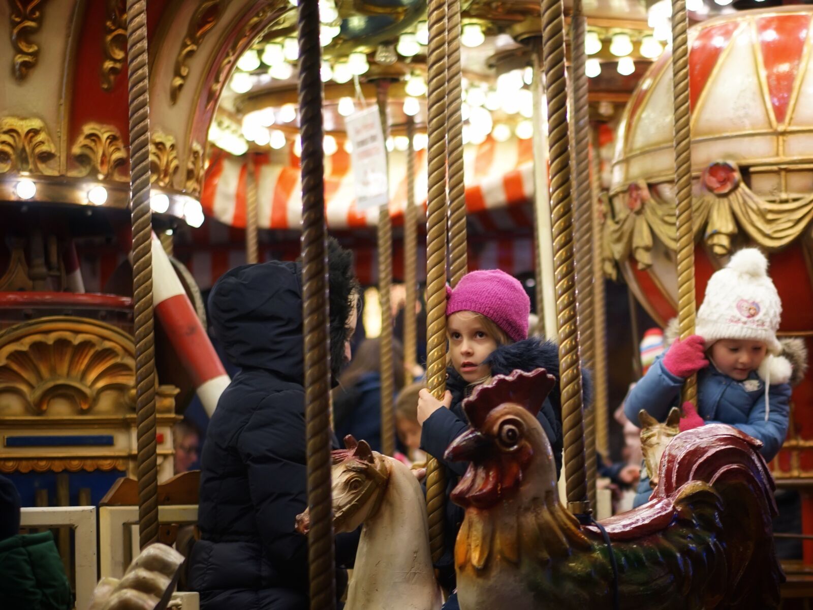 Sony a7 + Sony Sonnar T* FE 55mm F1.8 ZA sample photo. Carousel, kids, fun photography