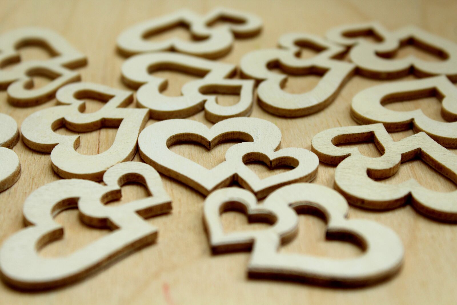 Canon EOS 1200D (EOS Rebel T5 / EOS Kiss X70 / EOS Hi) sample photo. Heart, hearts, wooden photography