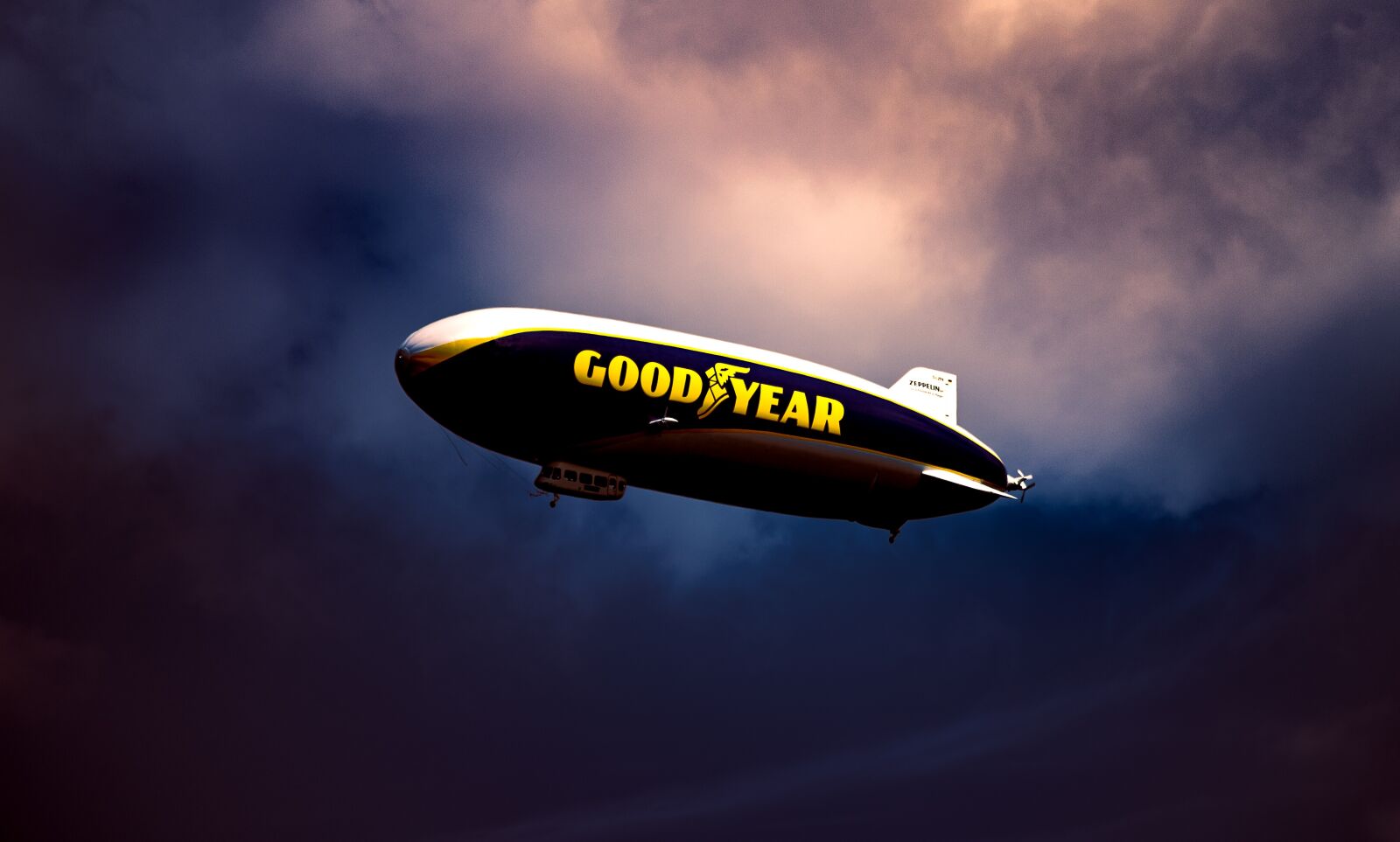 Canon EF 70-300mm F4-5.6 IS USM sample photo. Zeppelin, airship, float photography