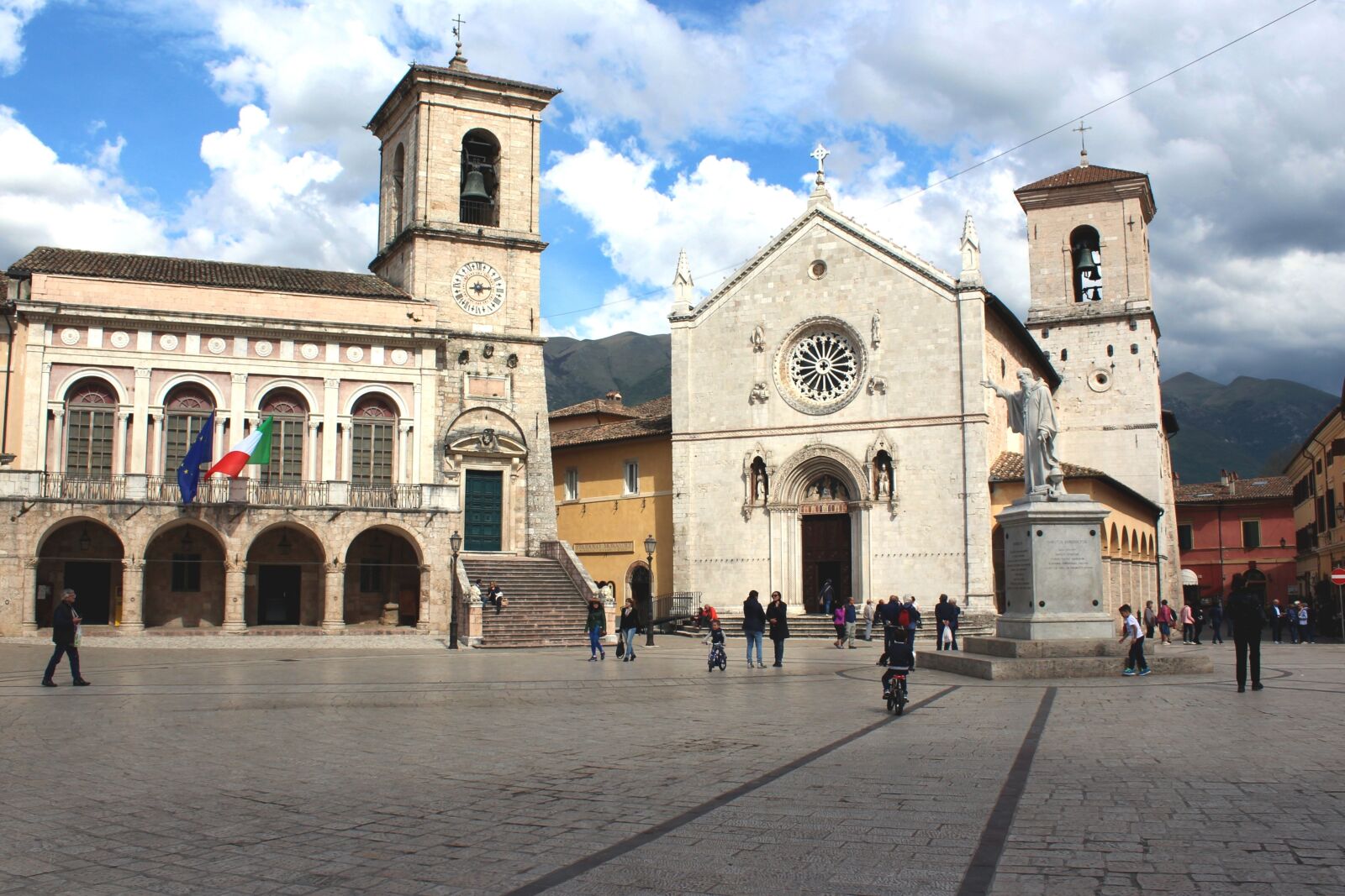 Canon EOS 1200D (EOS Rebel T5 / EOS Kiss X70 / EOS Hi) sample photo. Umbria, norcia, piazza photography