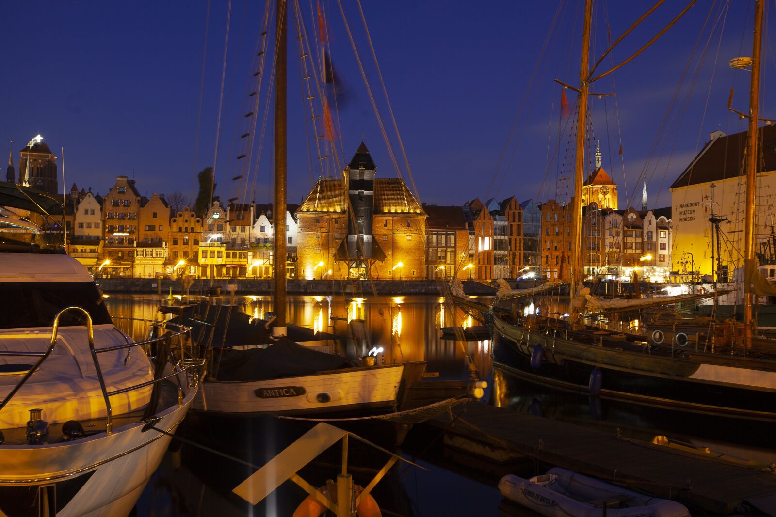 Canon EOS 5D Mark II sample photo. Gdańsk, night, city photography