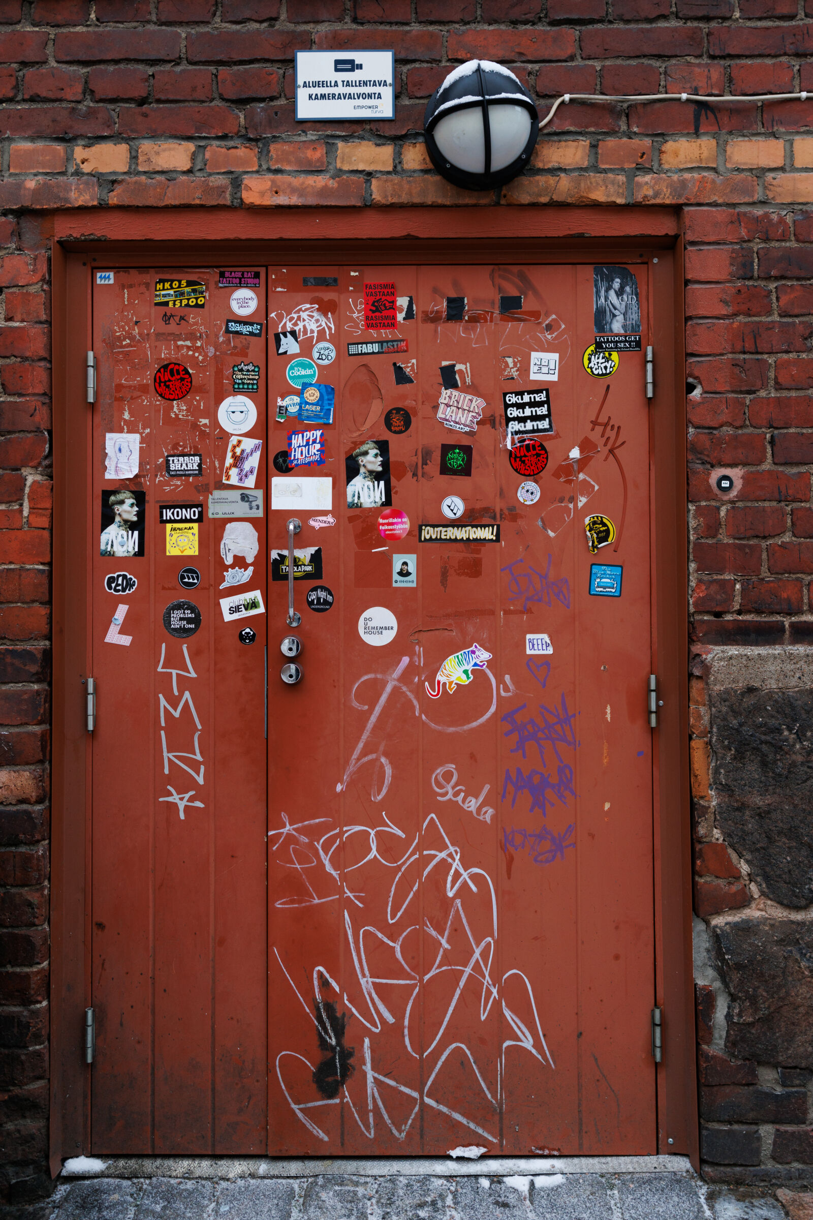 Canon EOS R7 sample photo. Doorway 18mm photography