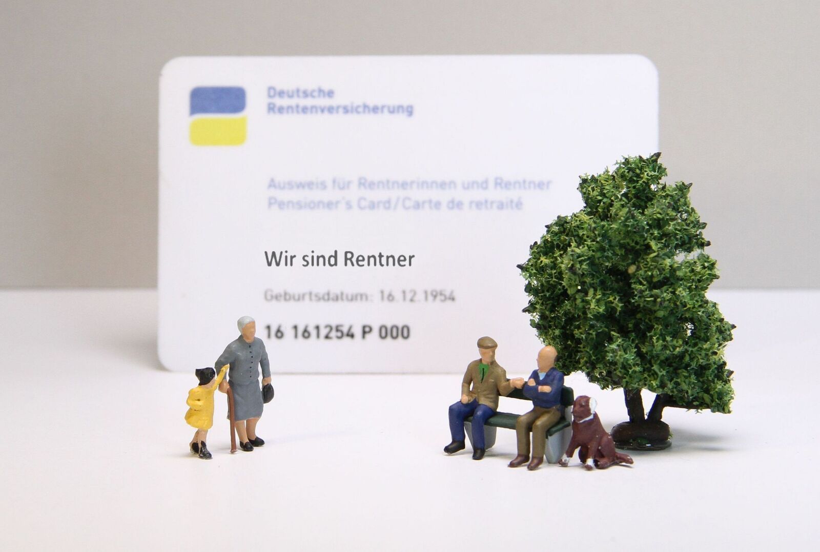 Canon EOS 7D sample photo. Pensioners, id, miniature figures photography