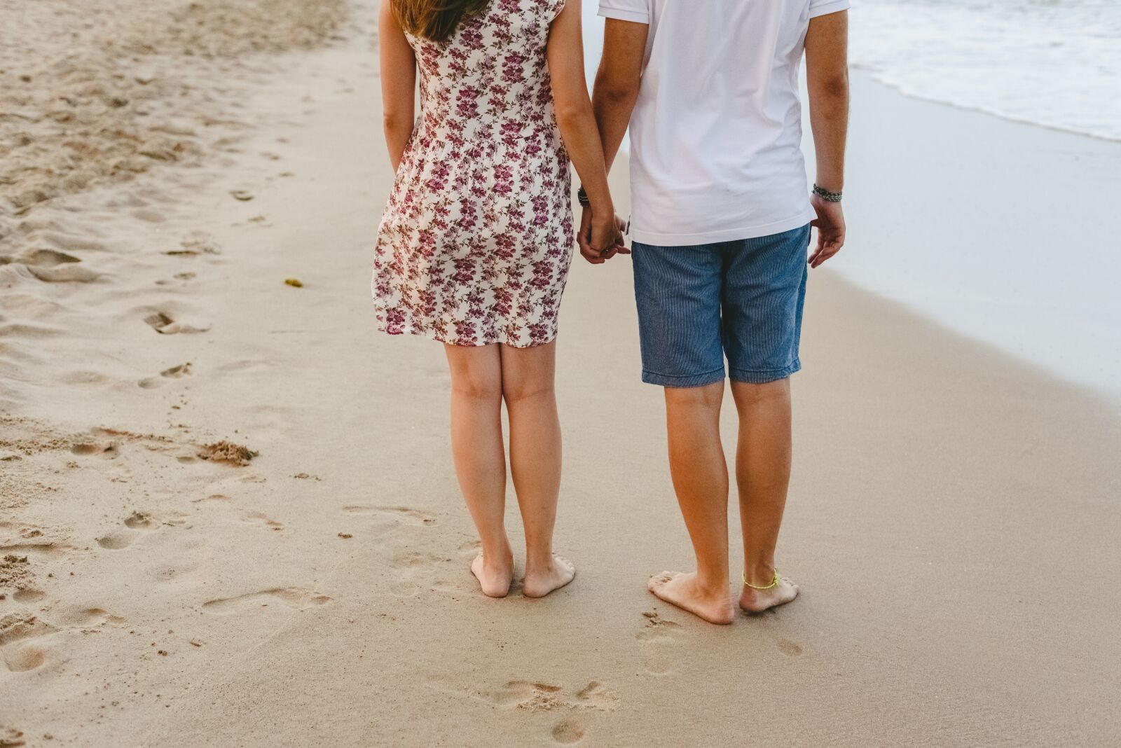 Nikon D750 sample photo. Couple, beach, sea photography