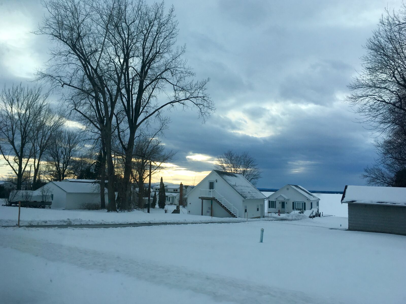 iPhone SE back camera 4.15mm f/2.2 sample photo. Country, snow, winter photography