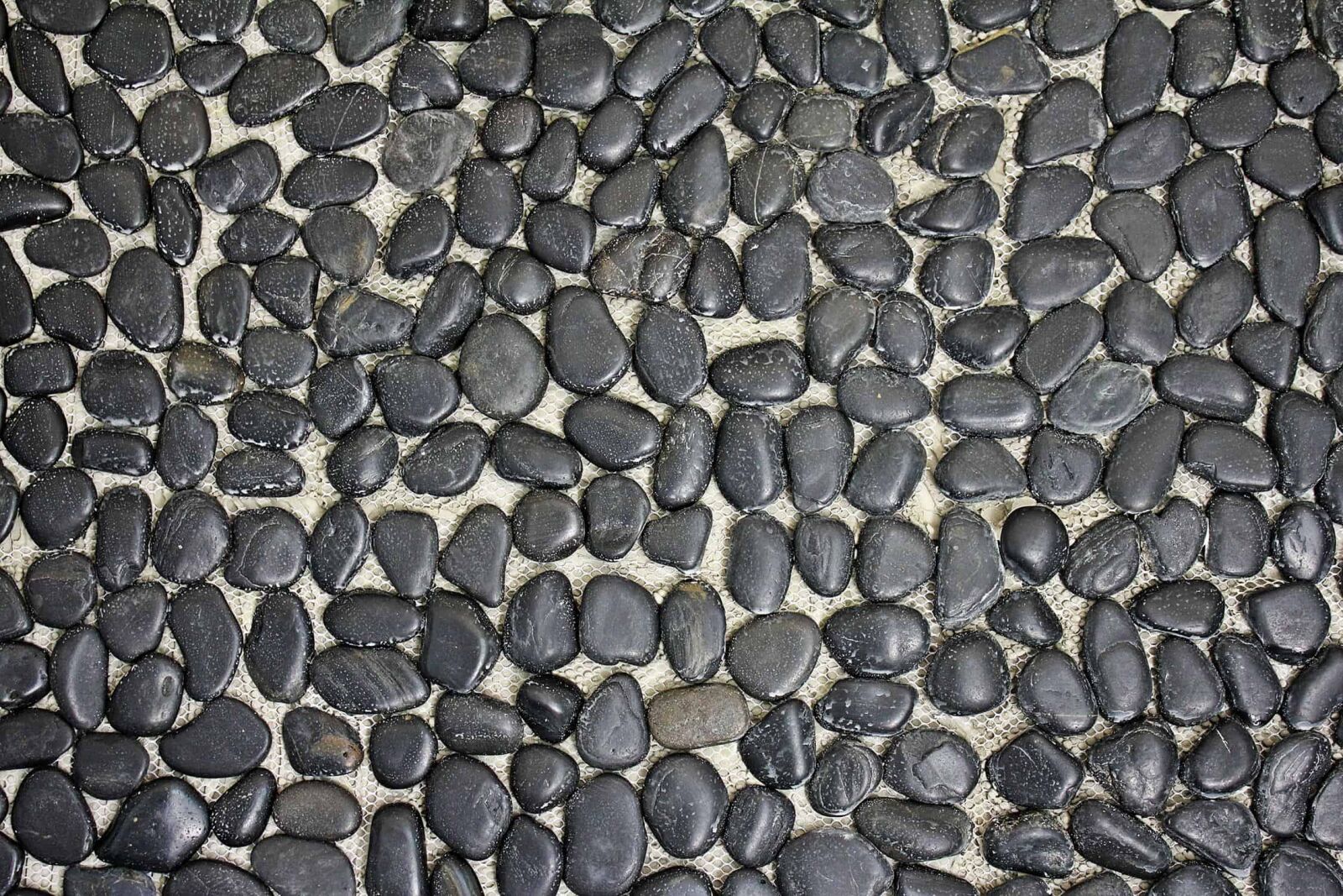 Canon EOS 550D (EOS Rebel T2i / EOS Kiss X4) sample photo. Reflection, black, sand, stone photography