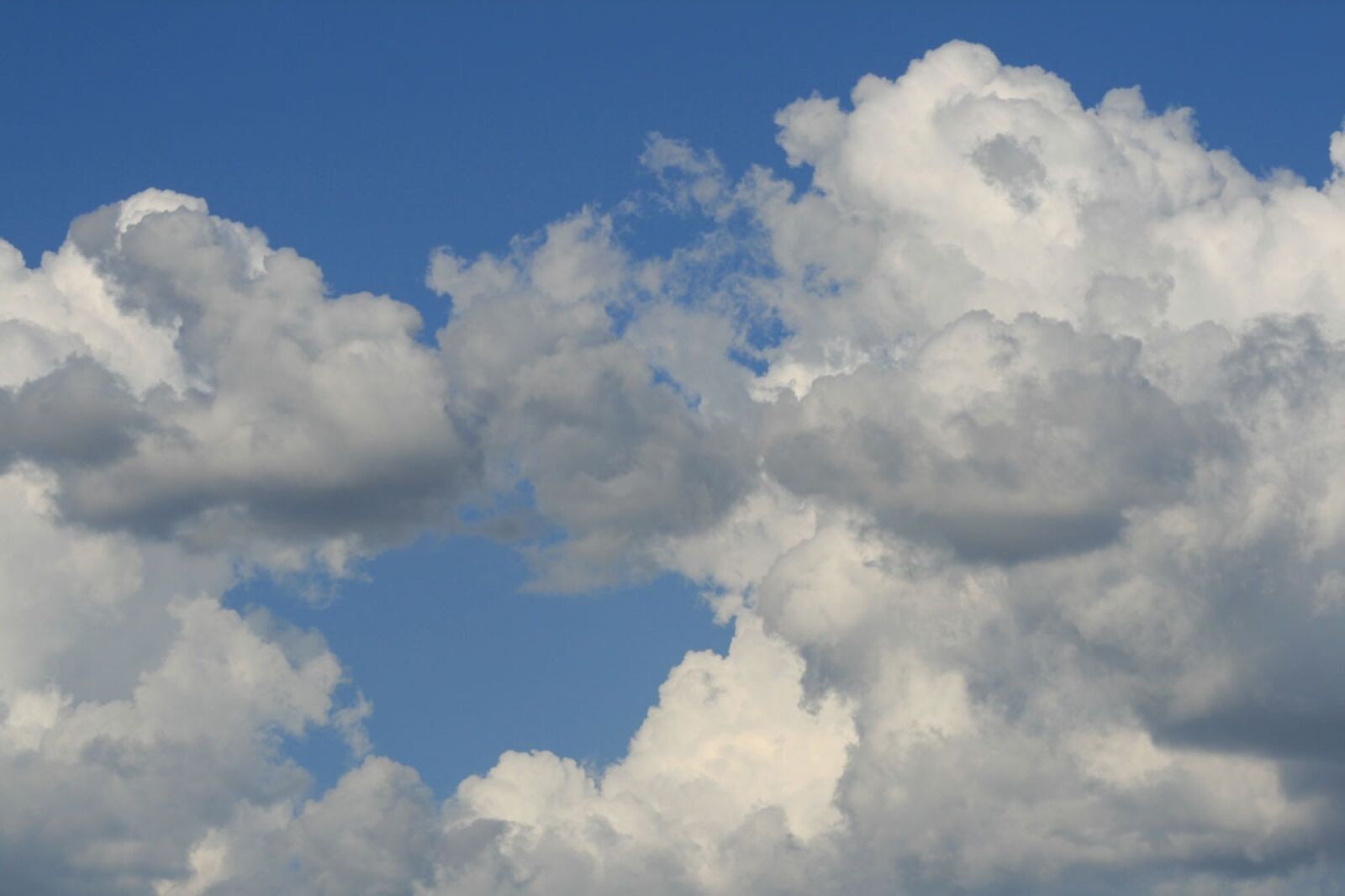 Canon EOS 400D (EOS Digital Rebel XTi / EOS Kiss Digital X) sample photo. Clouds, white, sky photography