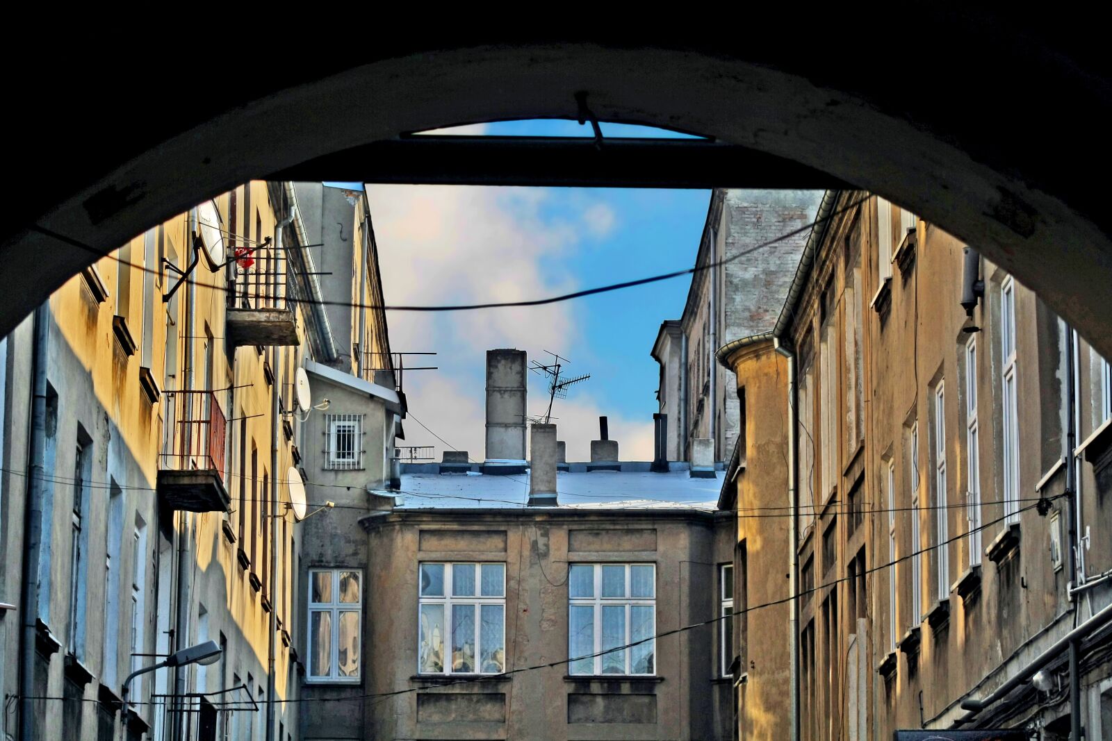 Canon EOS 1000D (EOS Digital Rebel XS / EOS Kiss F) sample photo. Backyard, townhouses, architecture photography