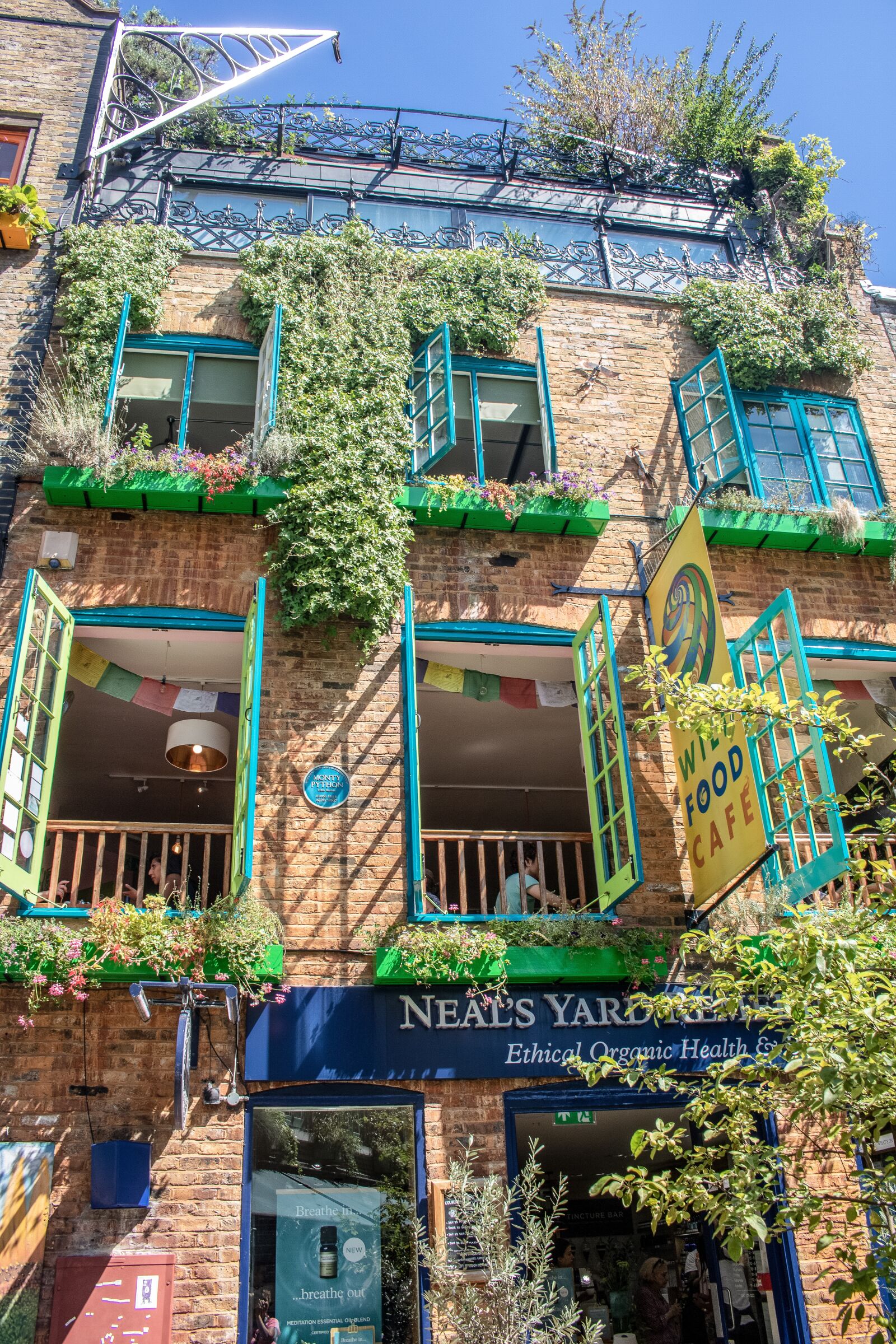 Canon EOS 750D (EOS Rebel T6i / EOS Kiss X8i) sample photo. London, neal's yard, artfully photography