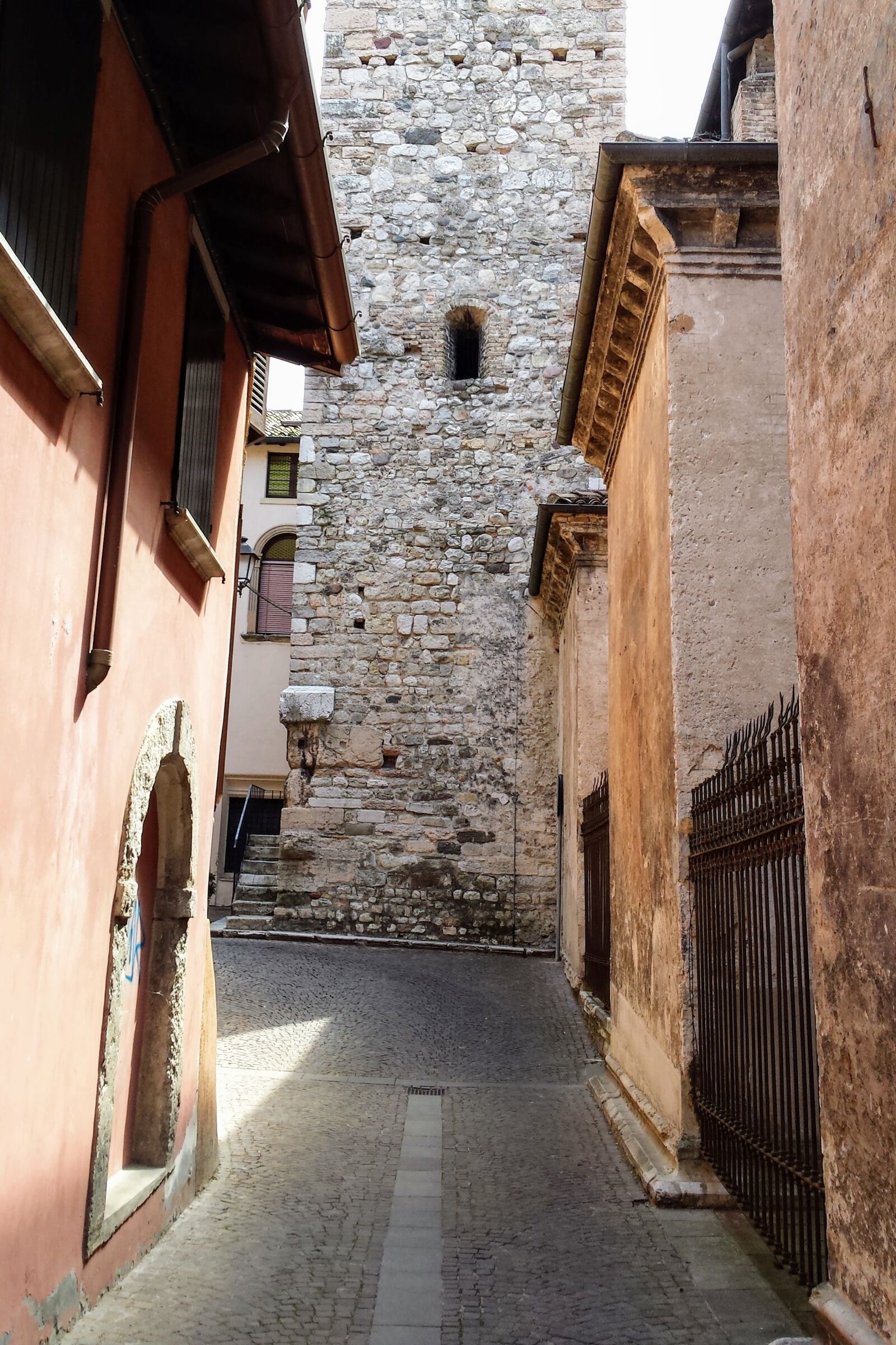 Samsung Galaxy S4 sample photo. Alley, street, italy photography