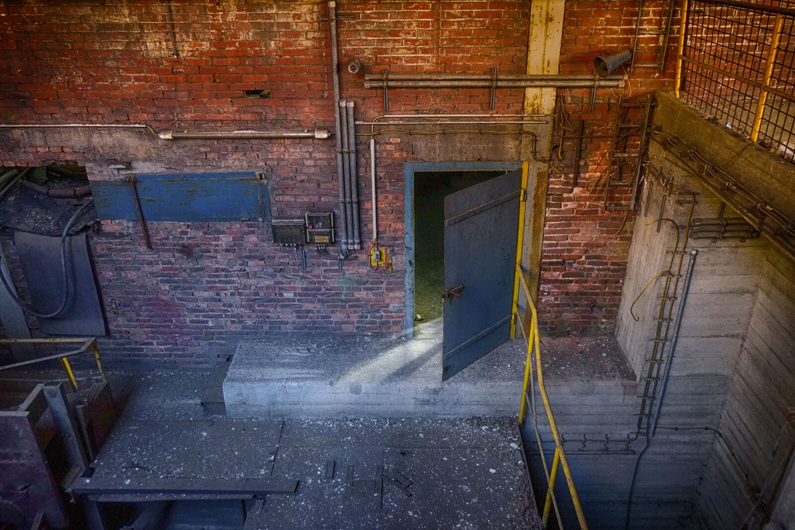 Sony a7 II + Sony FE 28-70mm F3.5-5.6 OSS sample photo. Old factory, door, abandoned photography