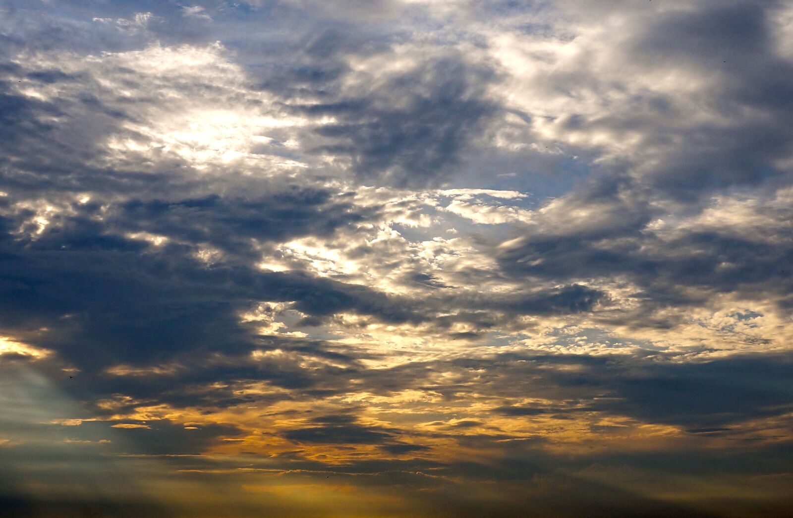 Sony Alpha NEX-F3 + Sony E 18-55mm F3.5-5.6 OSS sample photo. The cloud, sunset, rays photography