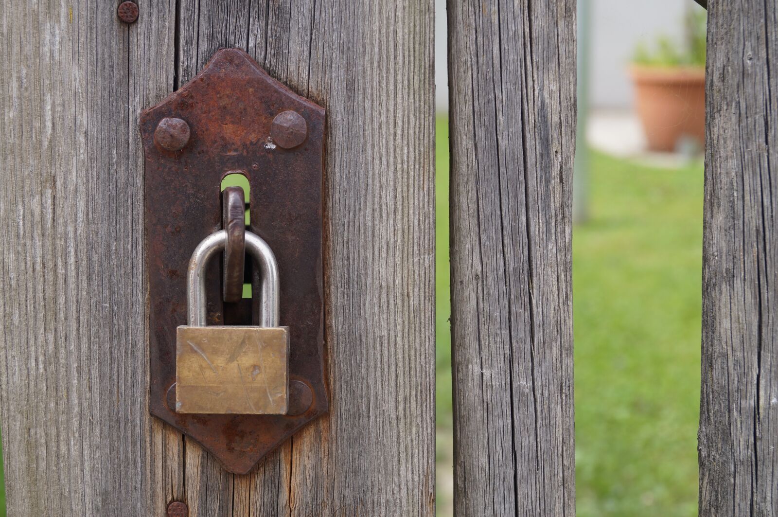 Sony SLT-A37 sample photo. Castle, padlock, security photography