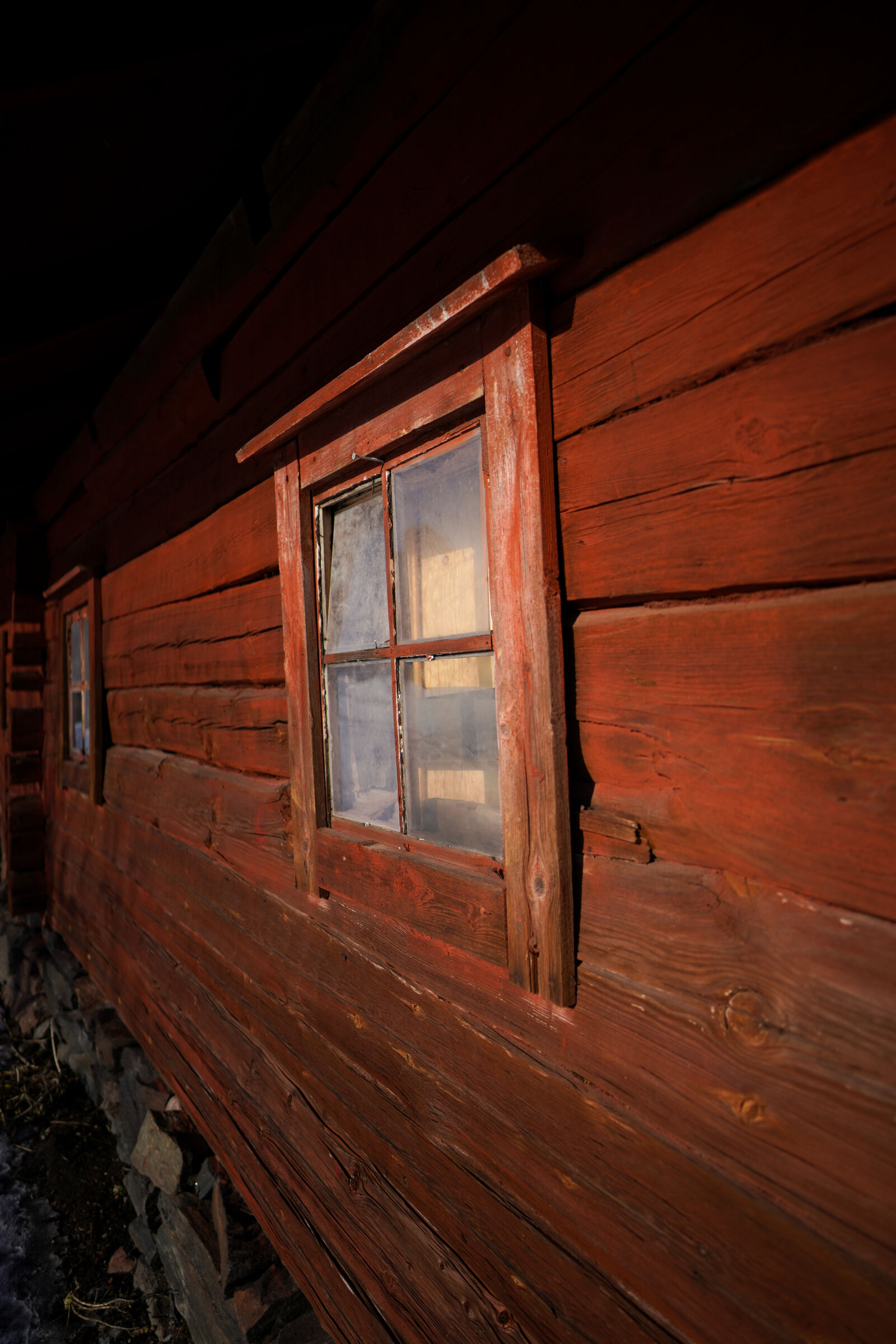 Sony a7R IV + Sigma 20mm F2.0 DG DN | C sample photo. Old wooden window photography