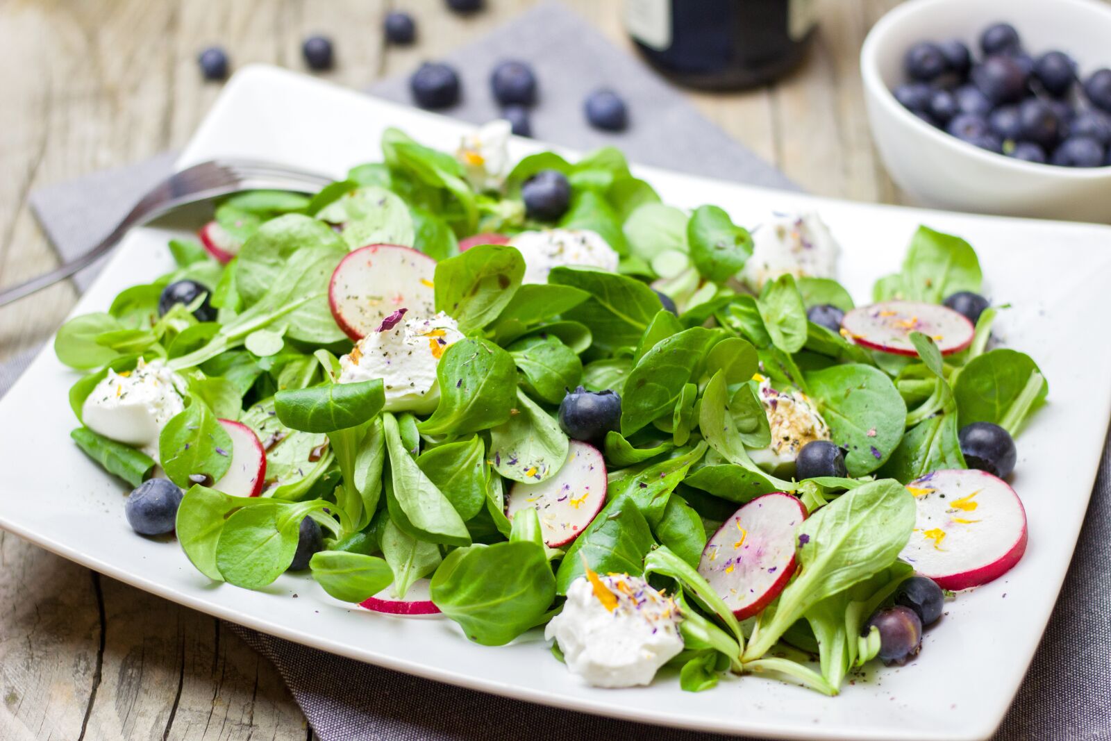 Canon EOS 600D (Rebel EOS T3i / EOS Kiss X5) + Canon EF 50mm F1.8 STM sample photo. Salad, spring, radishes photography