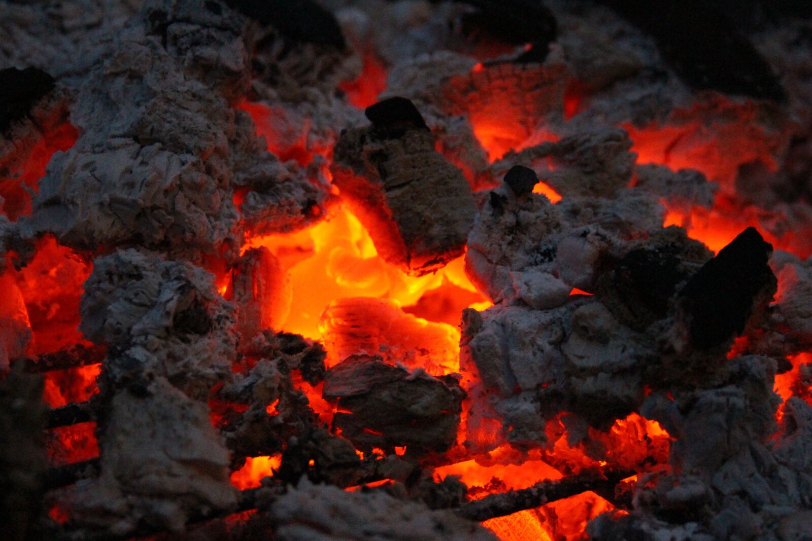 Canon EOS 650D (EOS Rebel T4i / EOS Kiss X6i) + Canon EF-S 18-55mm F3.5-5.6 II sample photo. Fire, embers, wood photography