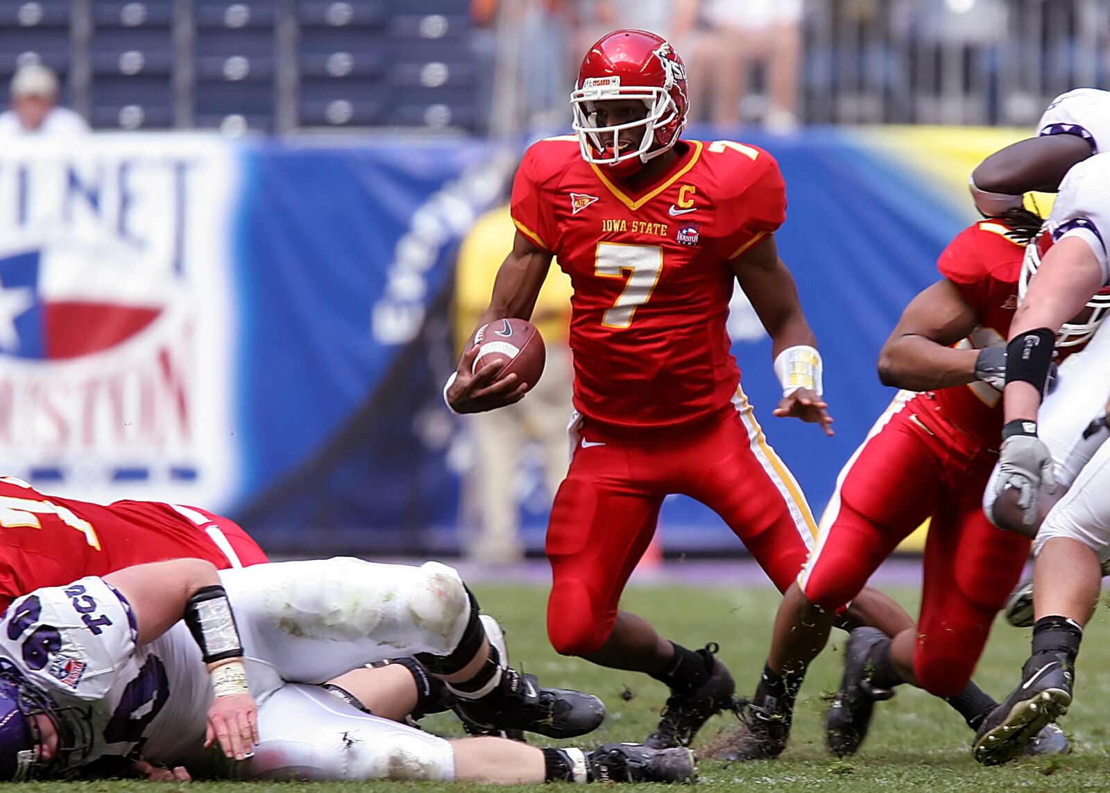 Canon EOS 20D sample photo. Football, american football, quarterback photography