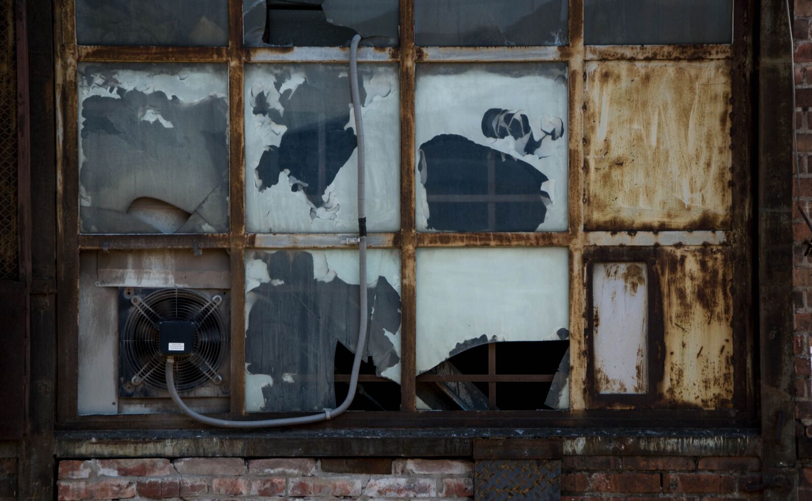 Nikon D3100 sample photo. Old, fan, factory photography