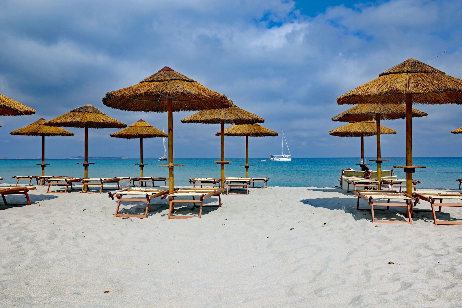 Leica CL sample photo. Beach, parasol, parasols photography