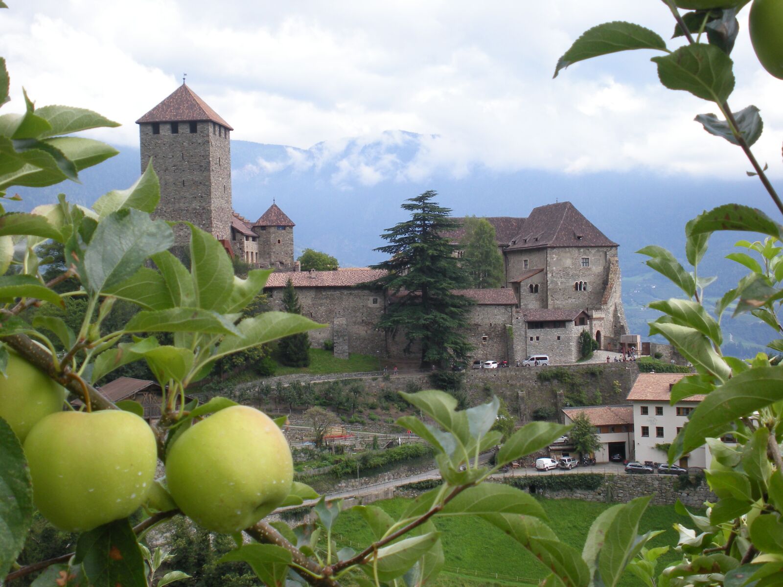 Nikon Coolpix S210 sample photo. Castle, apples, landscape photography