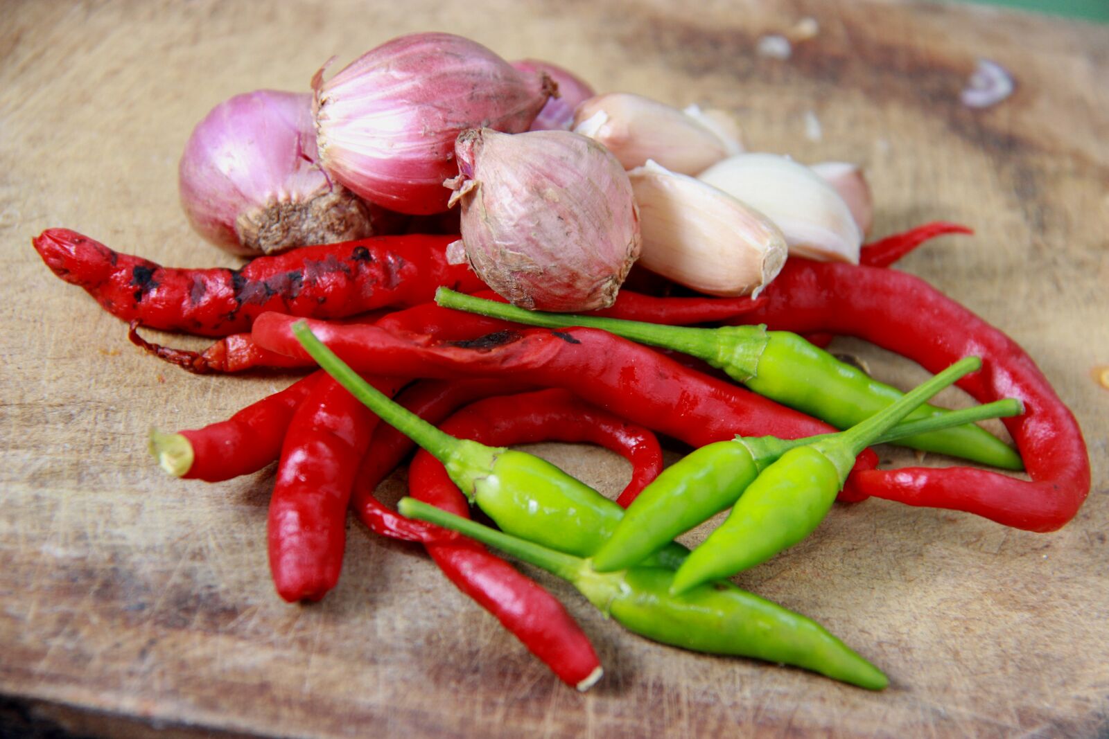 Canon EOS 600D (Rebel EOS T3i / EOS Kiss X5) sample photo. Condiment, onion chilli, raw photography